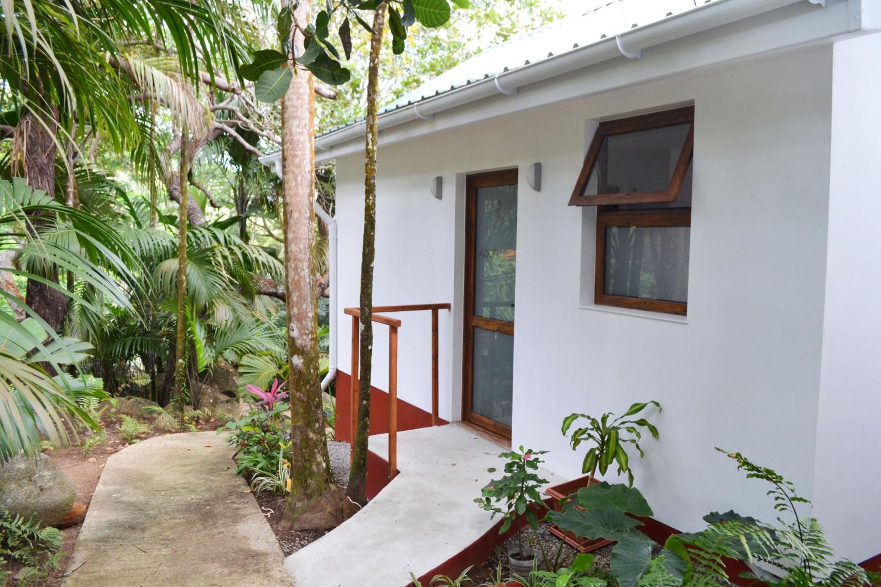 Chalet with pool view photo 3