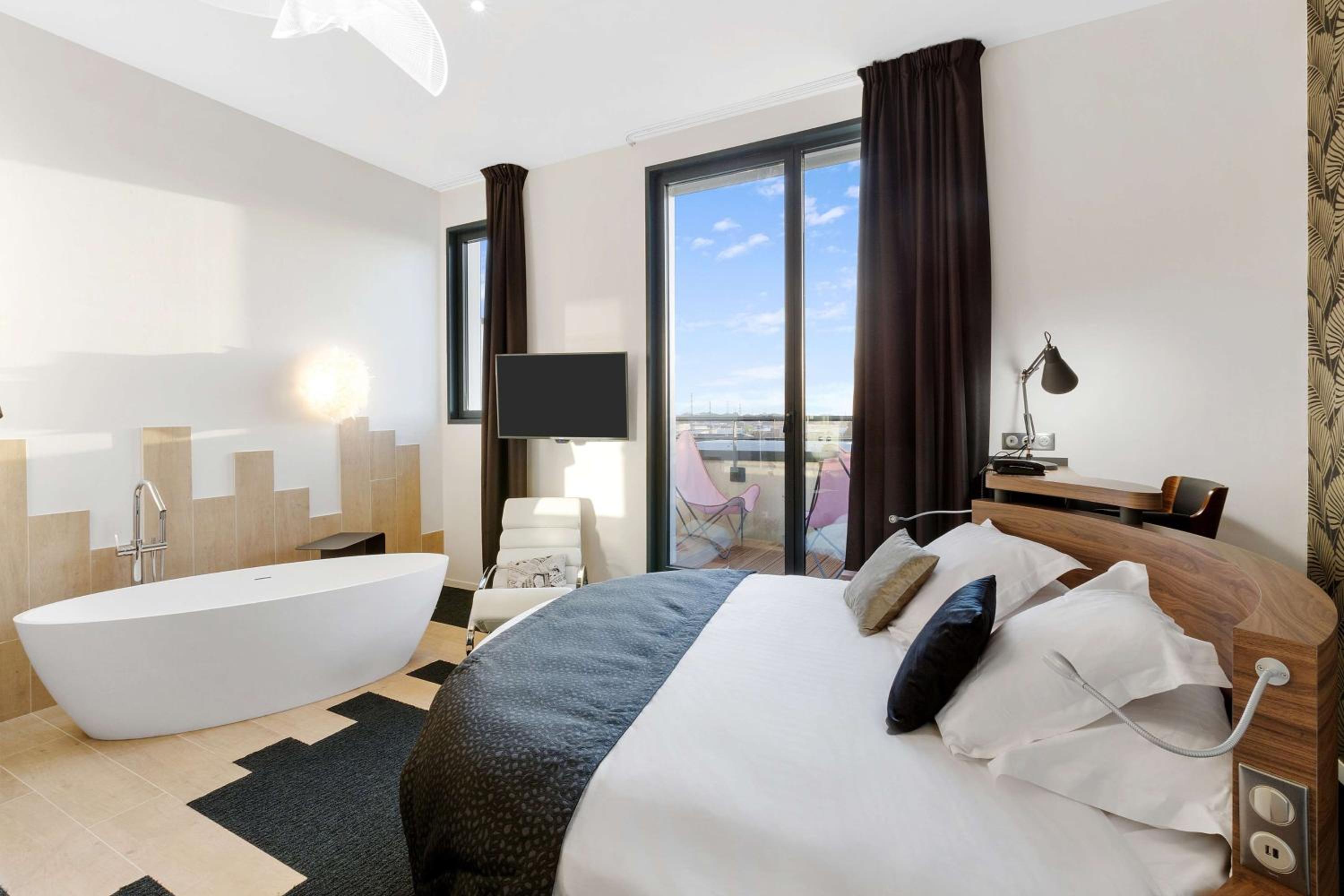 Junior King Suite with Round Bed and Spa Access - Photo 9