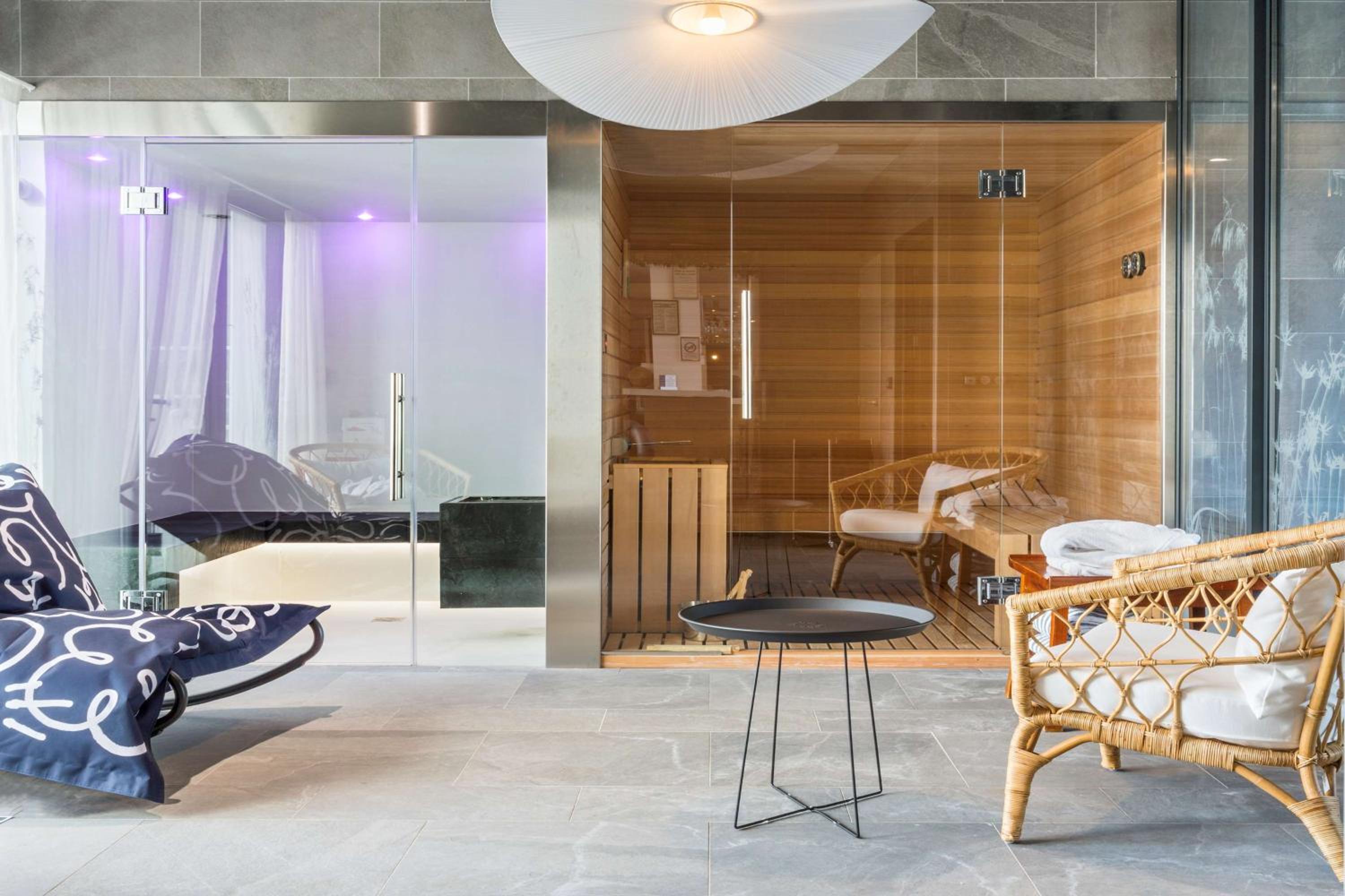 Junior King Suite with Round Bed and Spa Access - Photo 6
