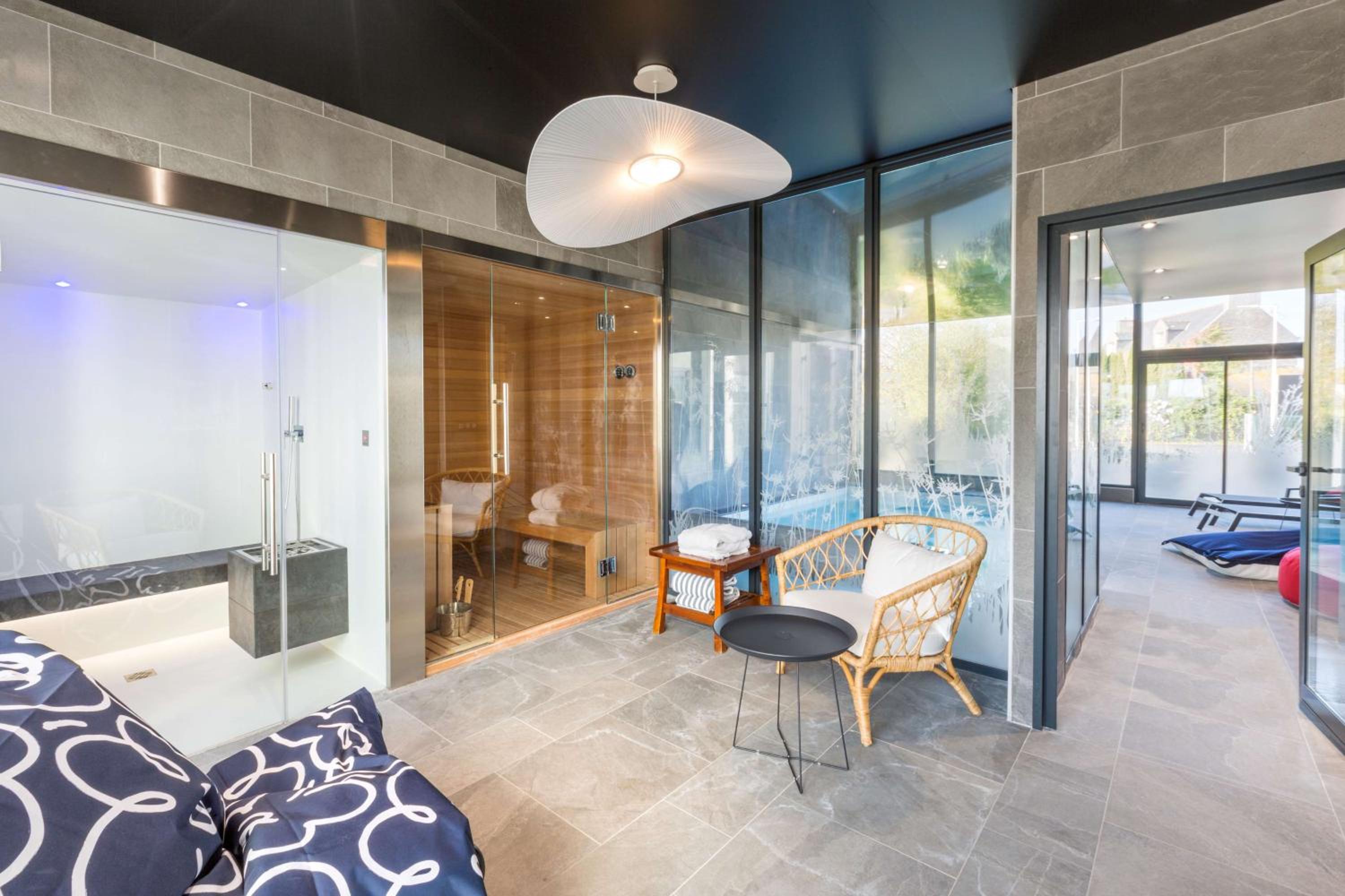 Junior King Suite with Round Bed and Spa Access - Photo 4