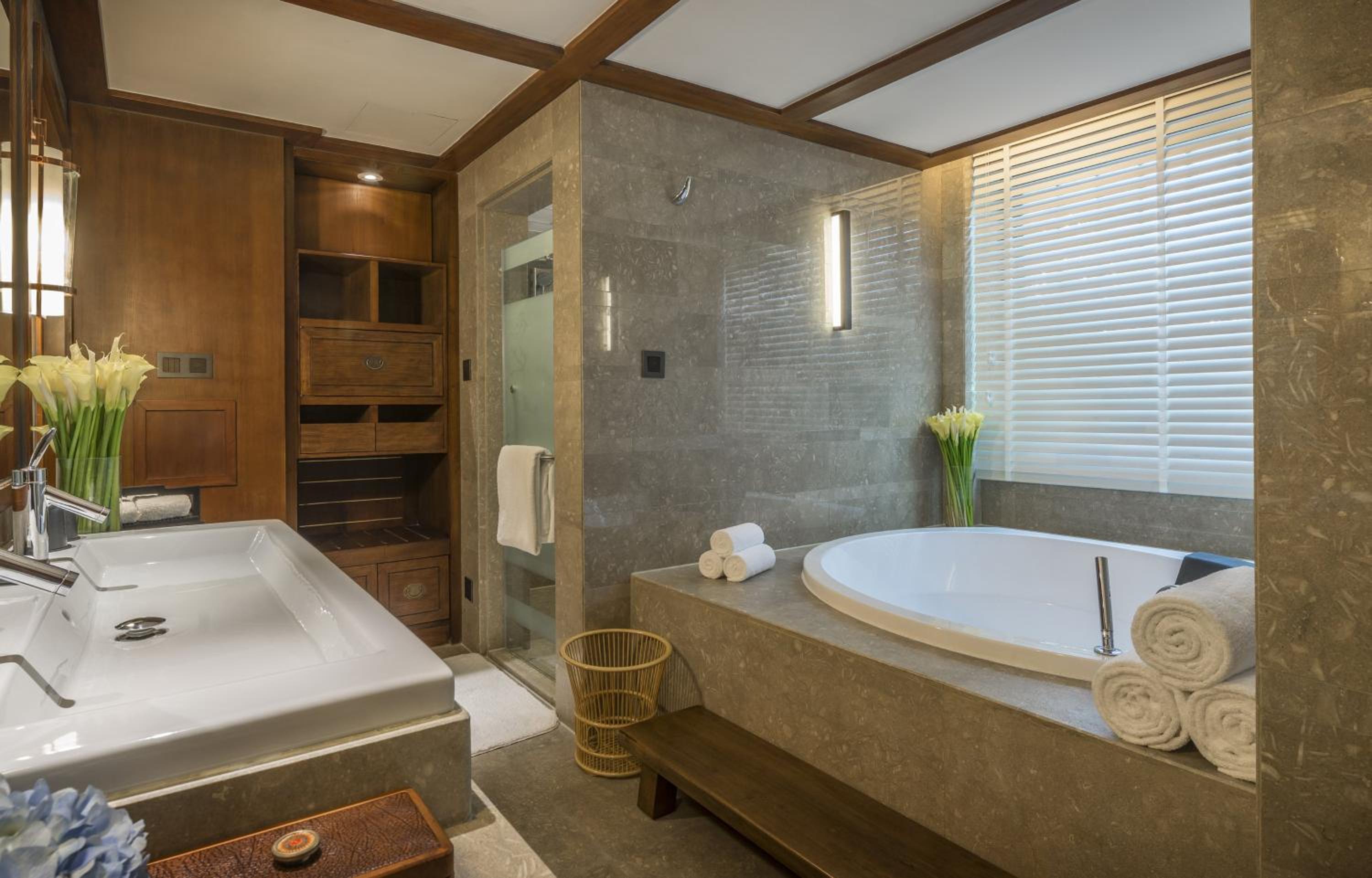 1 King One-Bedroom Suite with Living Area thumbnail 5