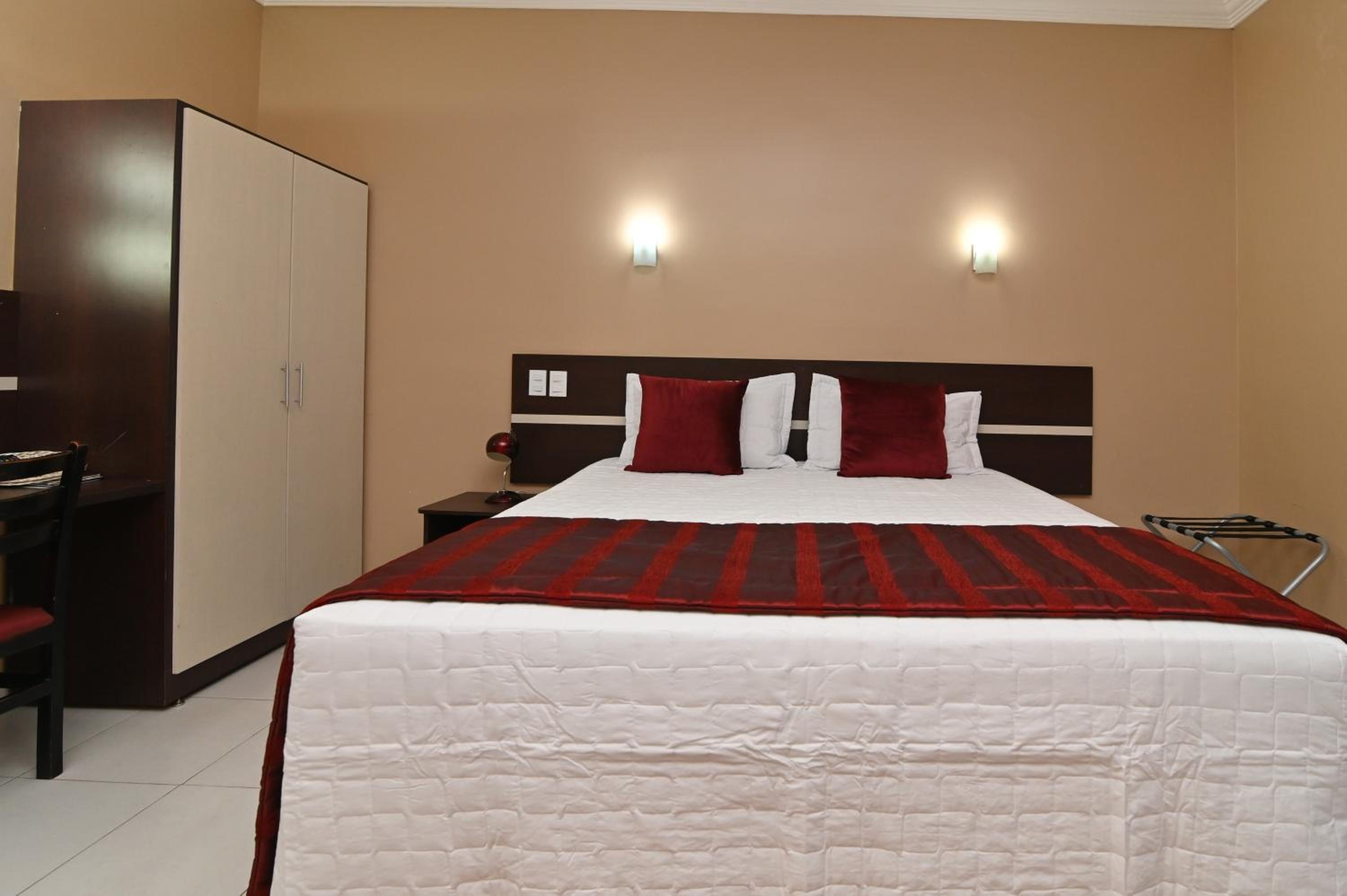 Suite - Photo 3