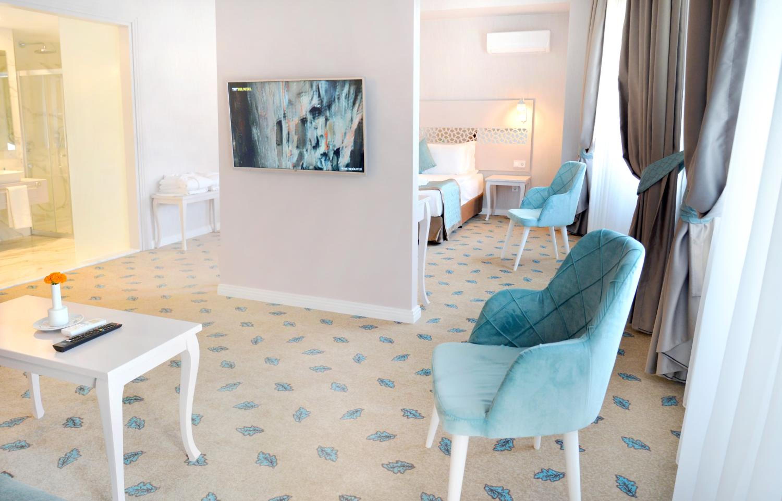 Suite with Pool View - Photo 1