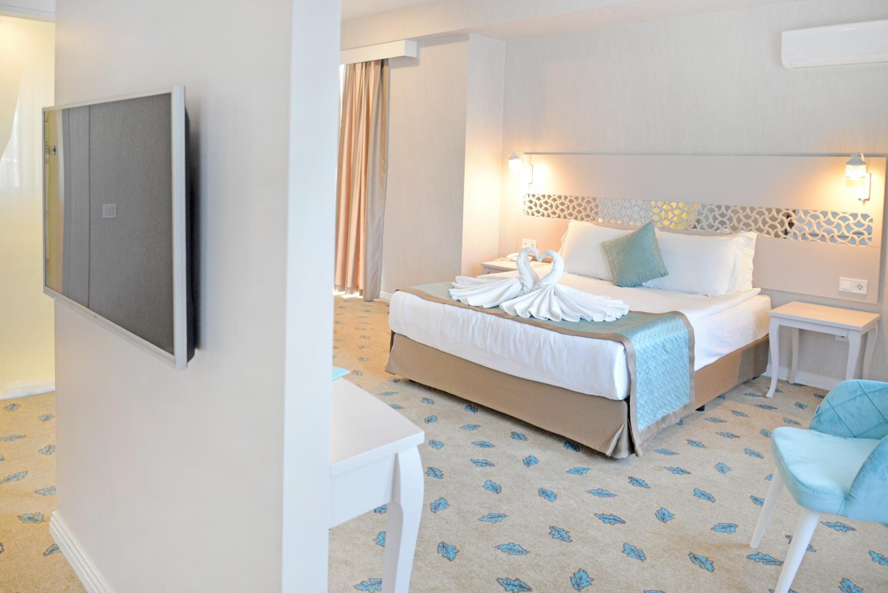 Suite with Pool View - Photo 5