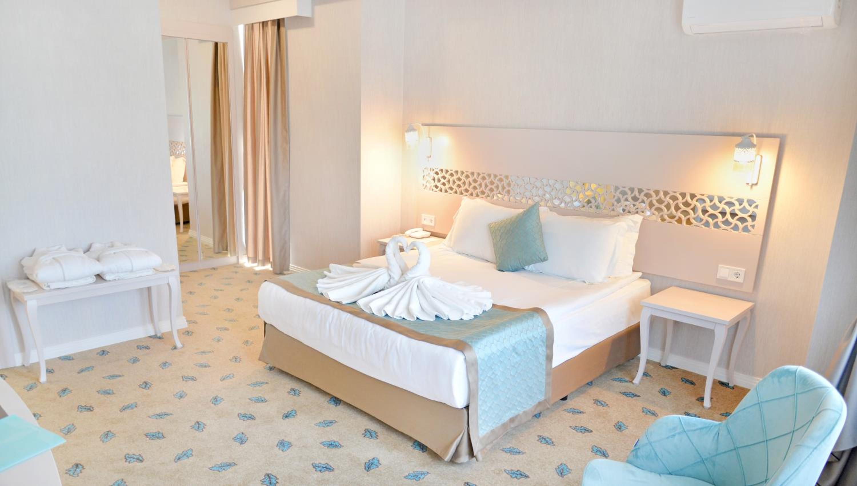 Suite with Pool View - Photo 6