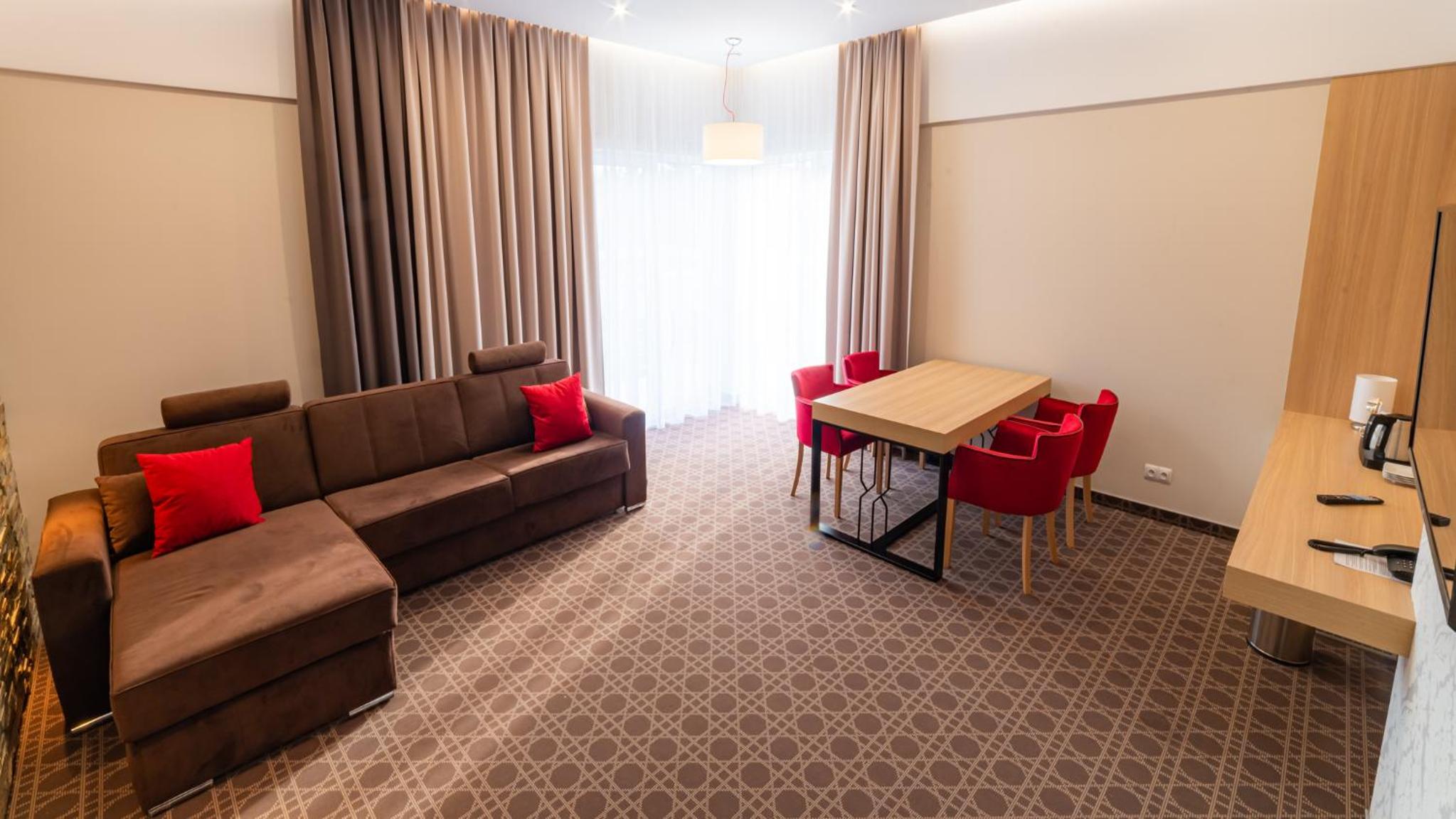 Apartment with Balcony - Photo 5