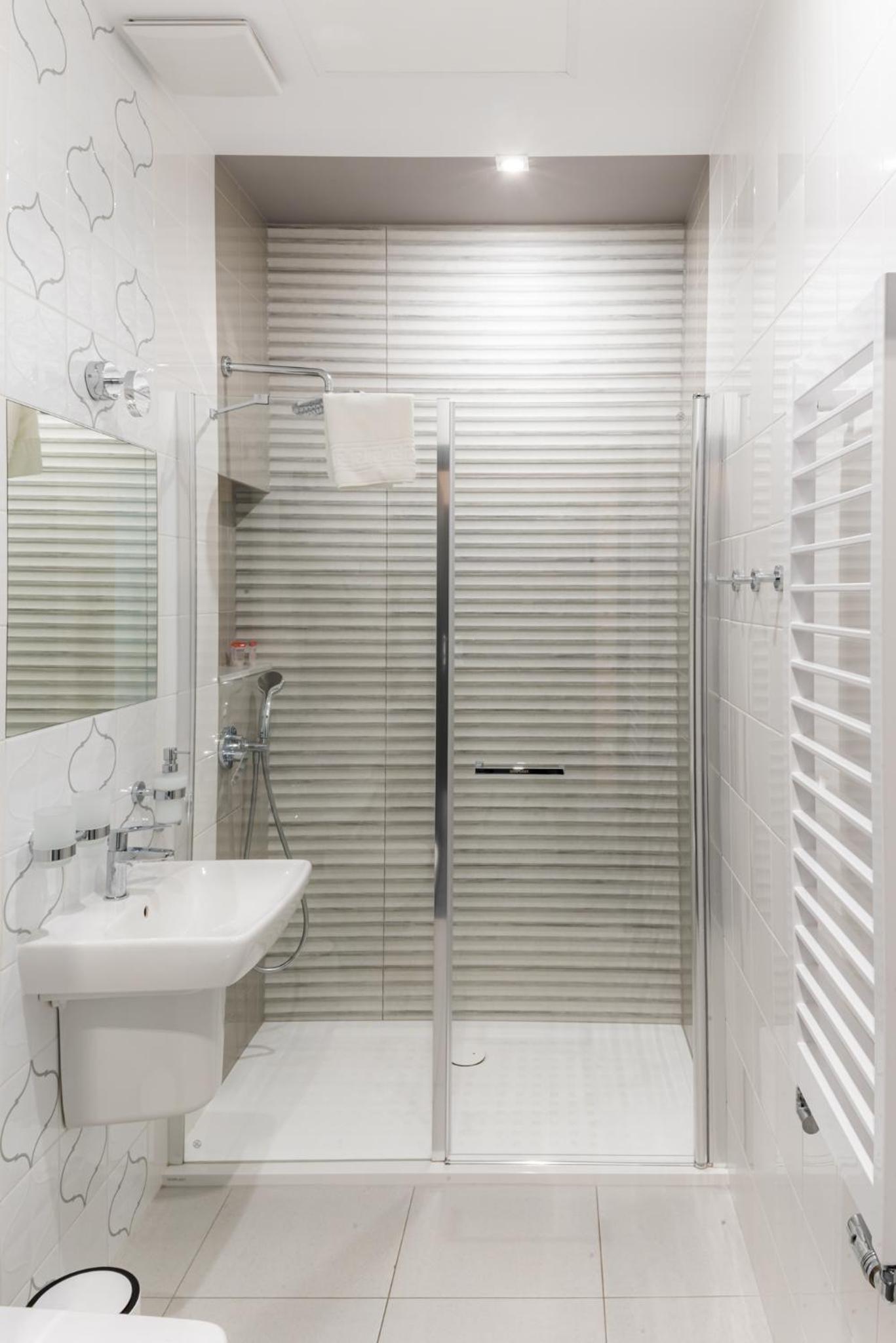 Twin Room with Balcony - Photo 6