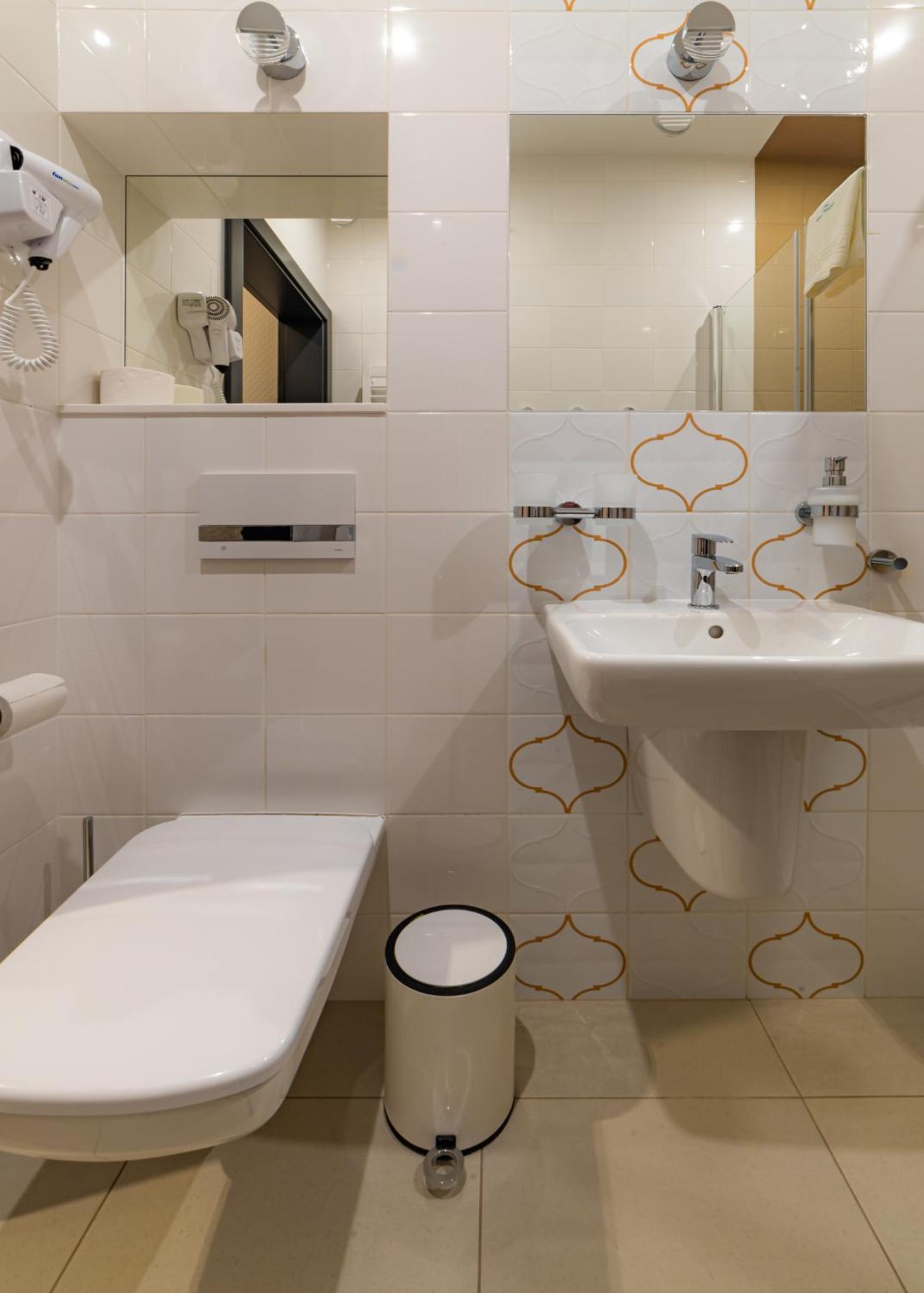 Twin Room with Balcony - Photo 7