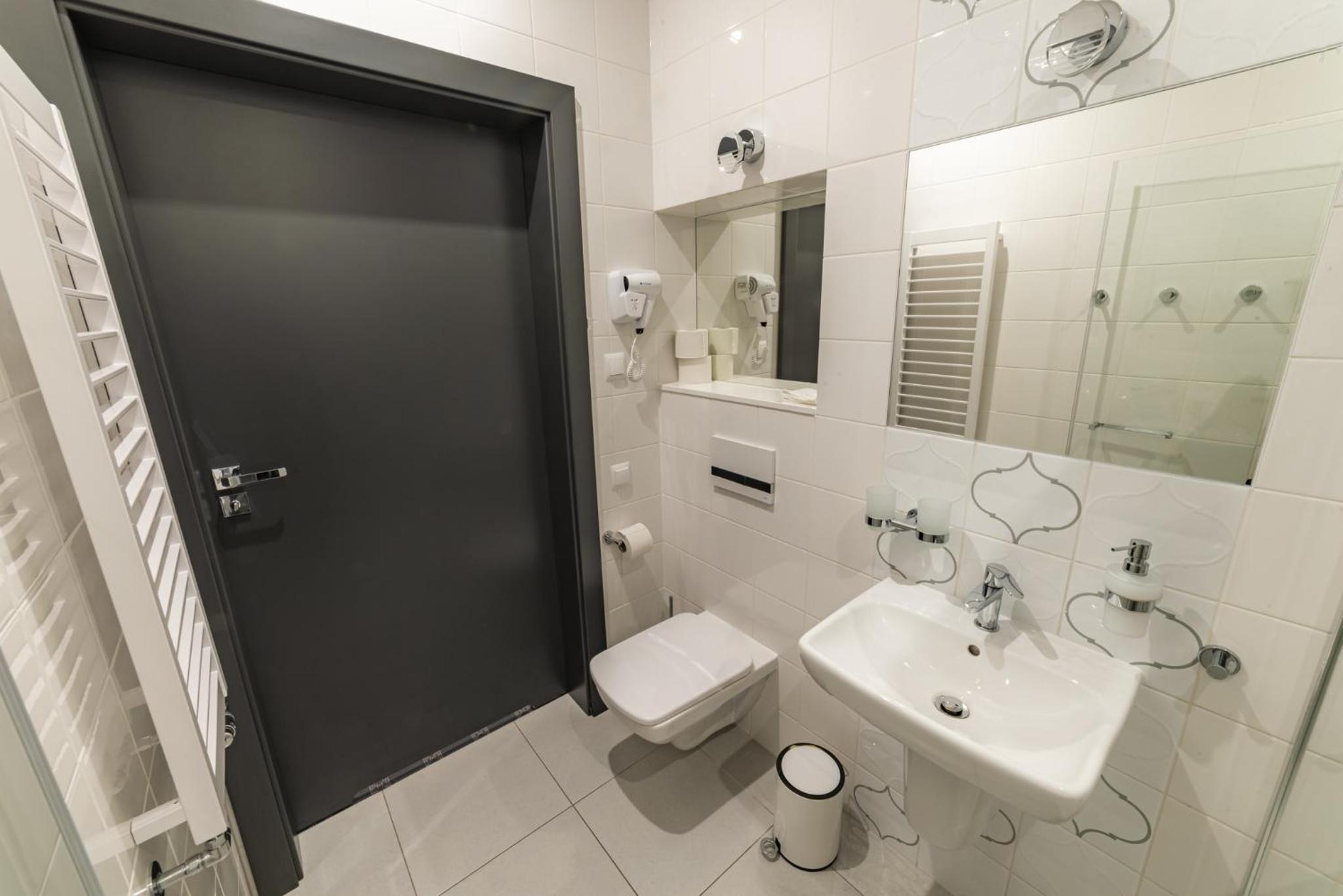 Twin Room with Balcony - Photo 5