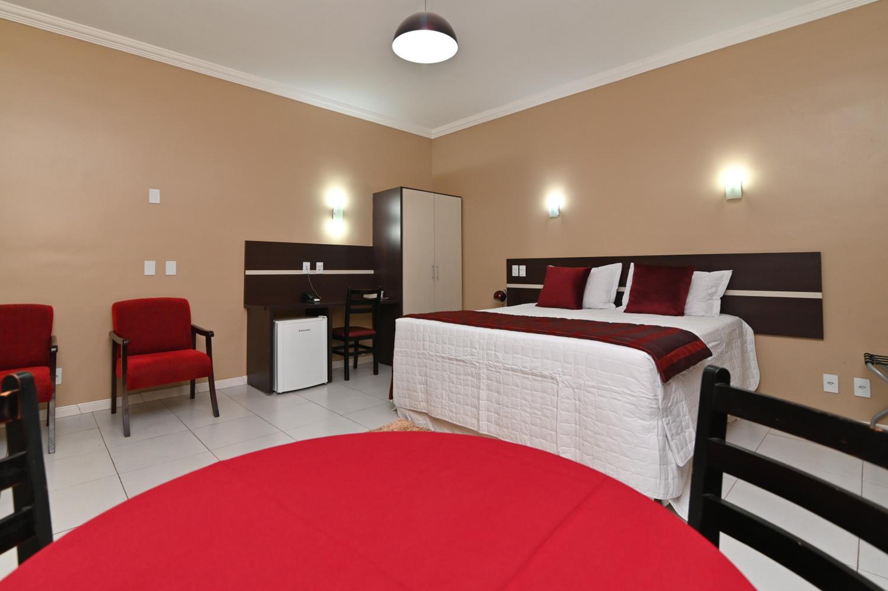 Suite - Photo 1