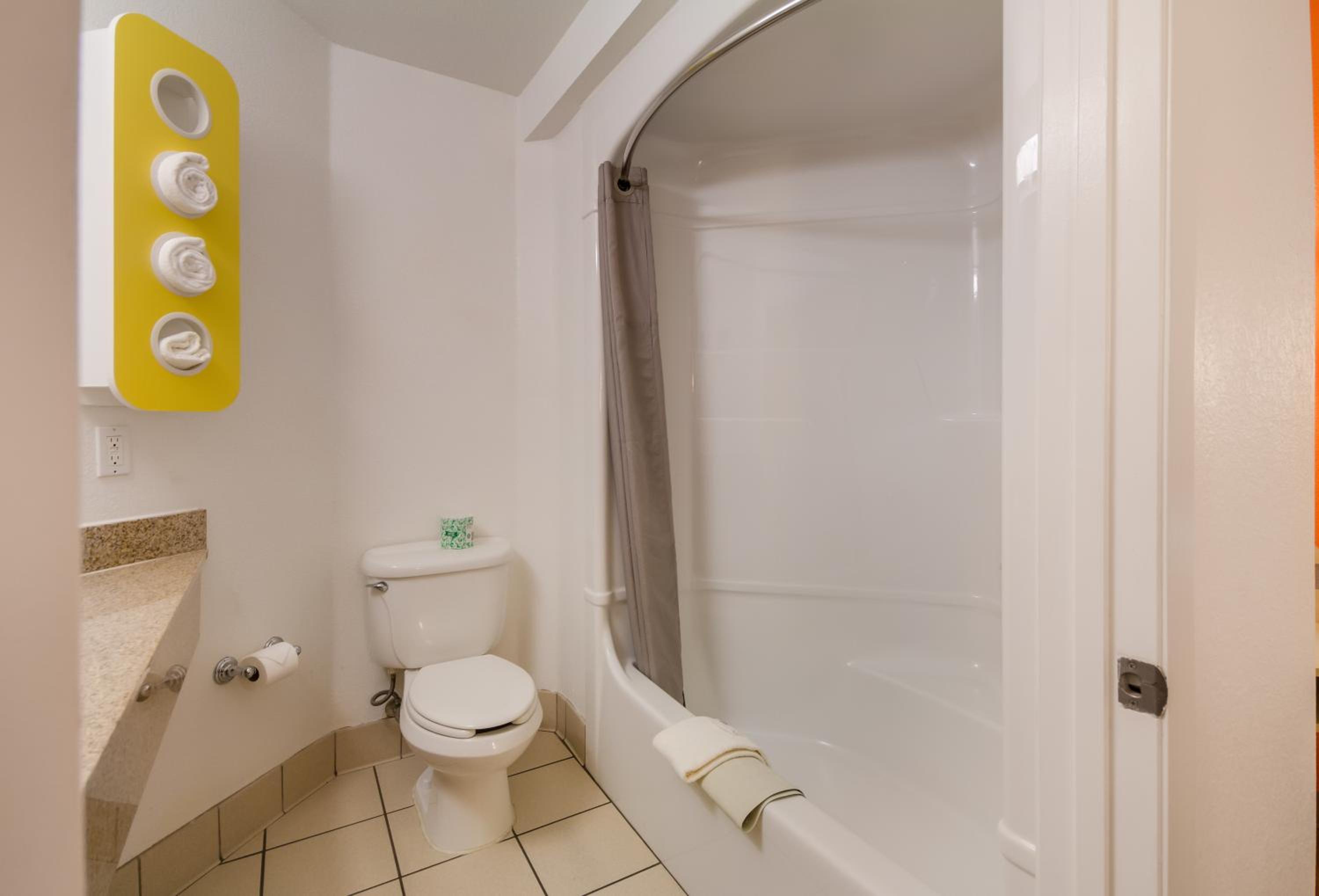 Queen Room - Mobility/Hearing Accessible with Bathtub with Grab Bars/Non-Smoking photo 2