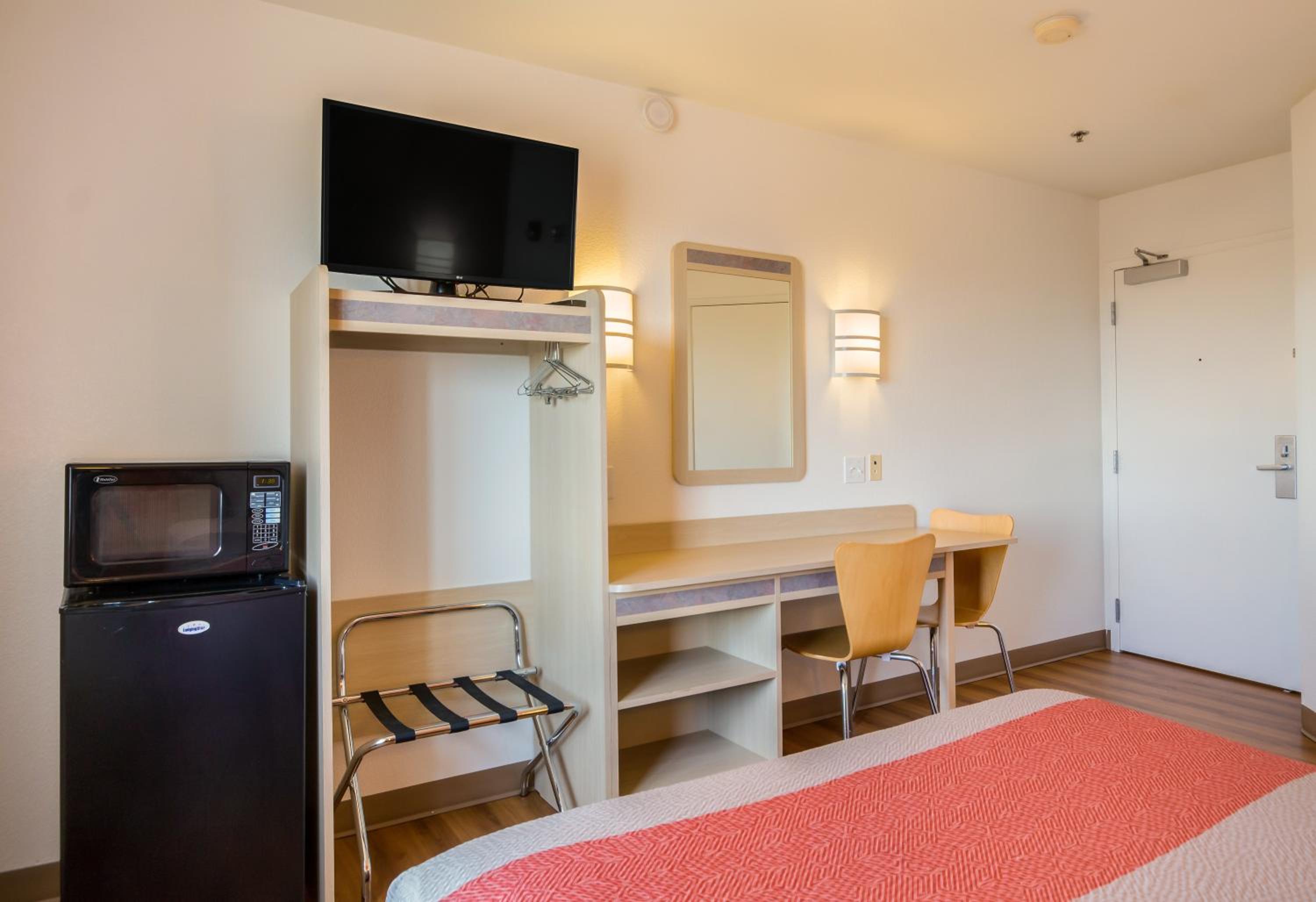Howard Johnson by Wyndham Lemoore Near Naval Air Station, Photo 3
