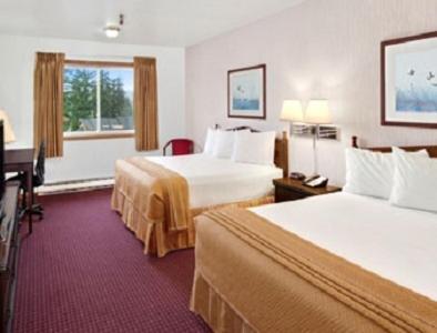 Queen Room with Two Queen Beds - Non-Smoking - Photo 3
