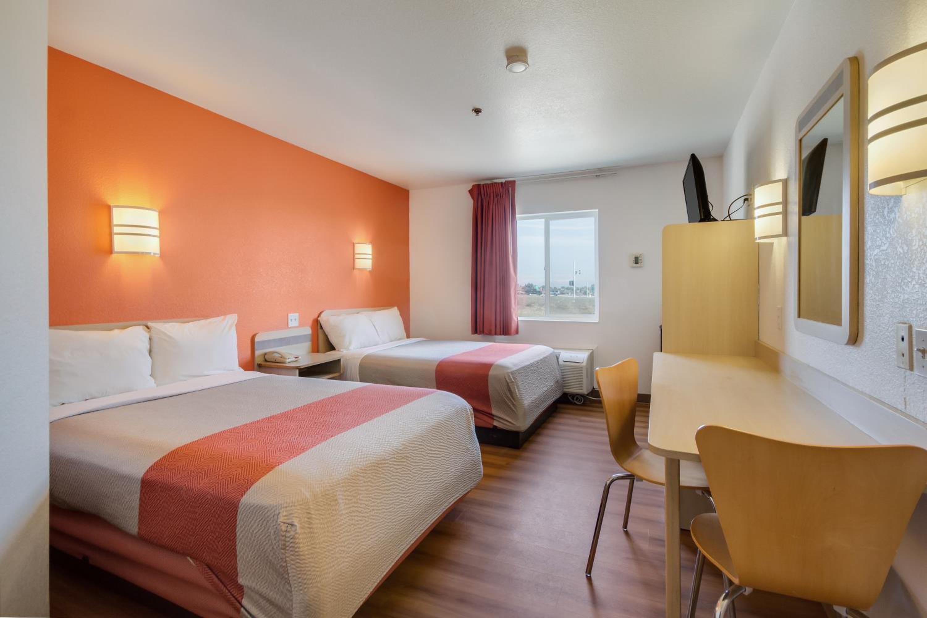 Double Room with Two Double Beds - Smoking photo 1