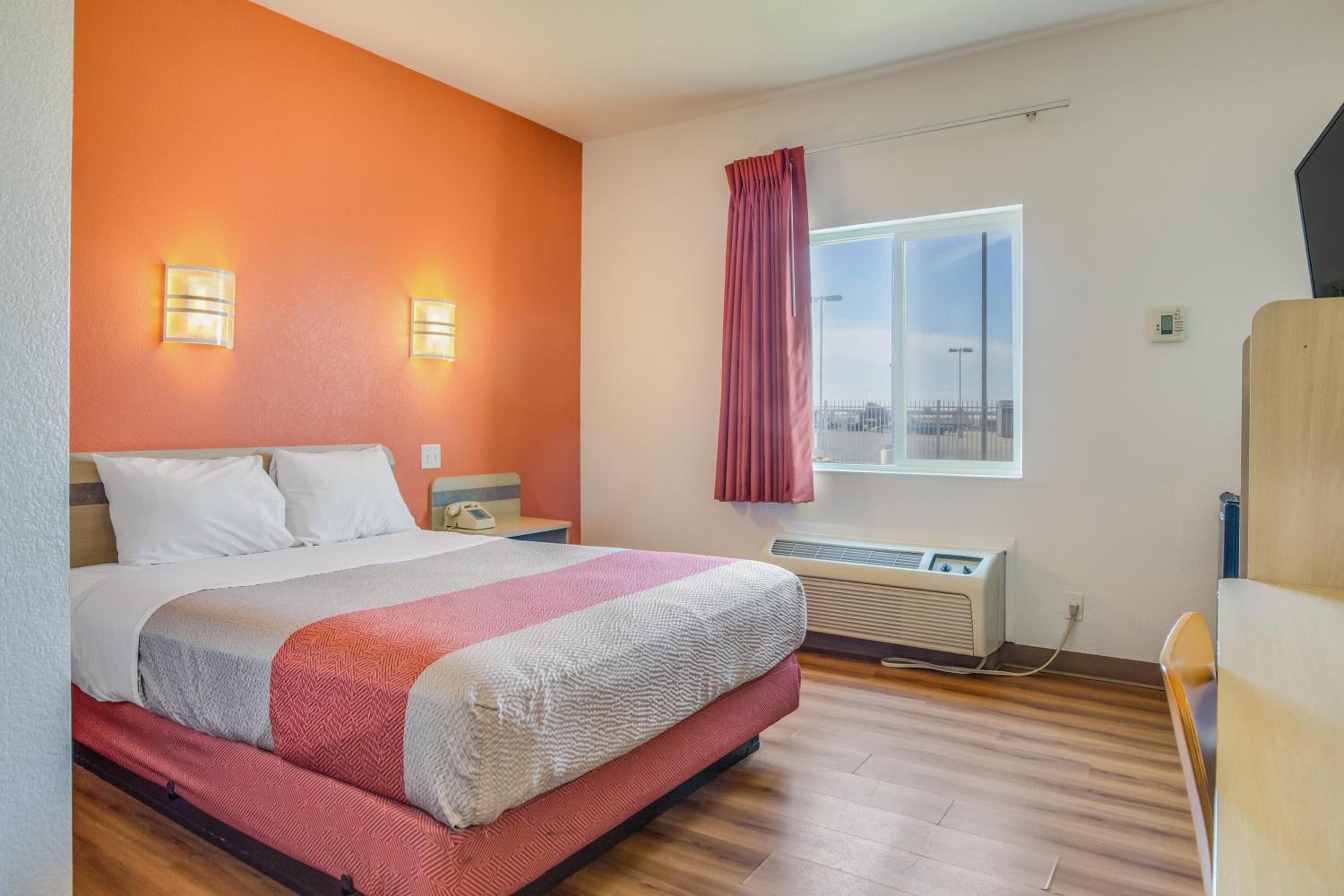 Queen Room - Mobility/Hearing Accessible with Roll-In Shower/Non-Smoking photo 3