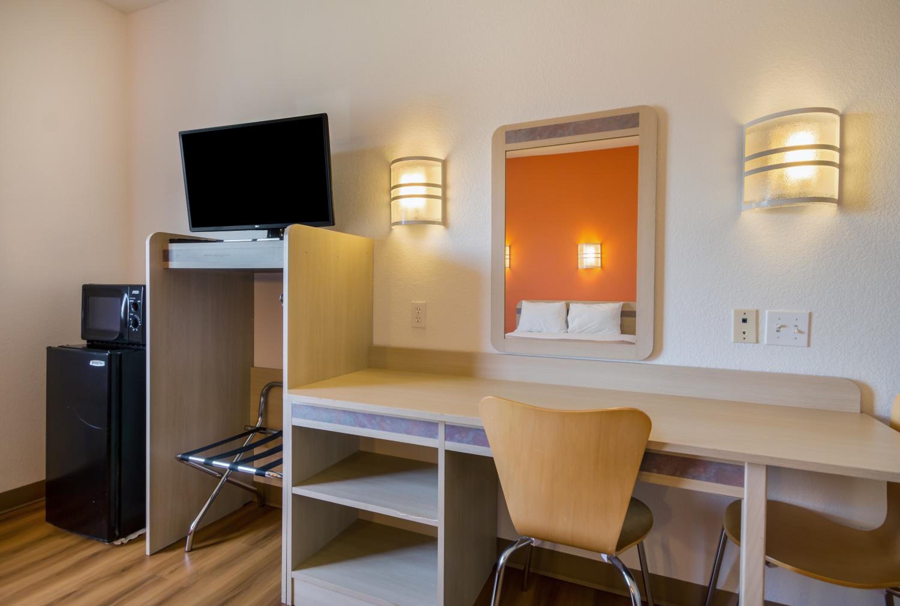 Queen Room - Mobility/Hearing Accessible with Bathtub with Grab Bars/Non-Smoking photo 3