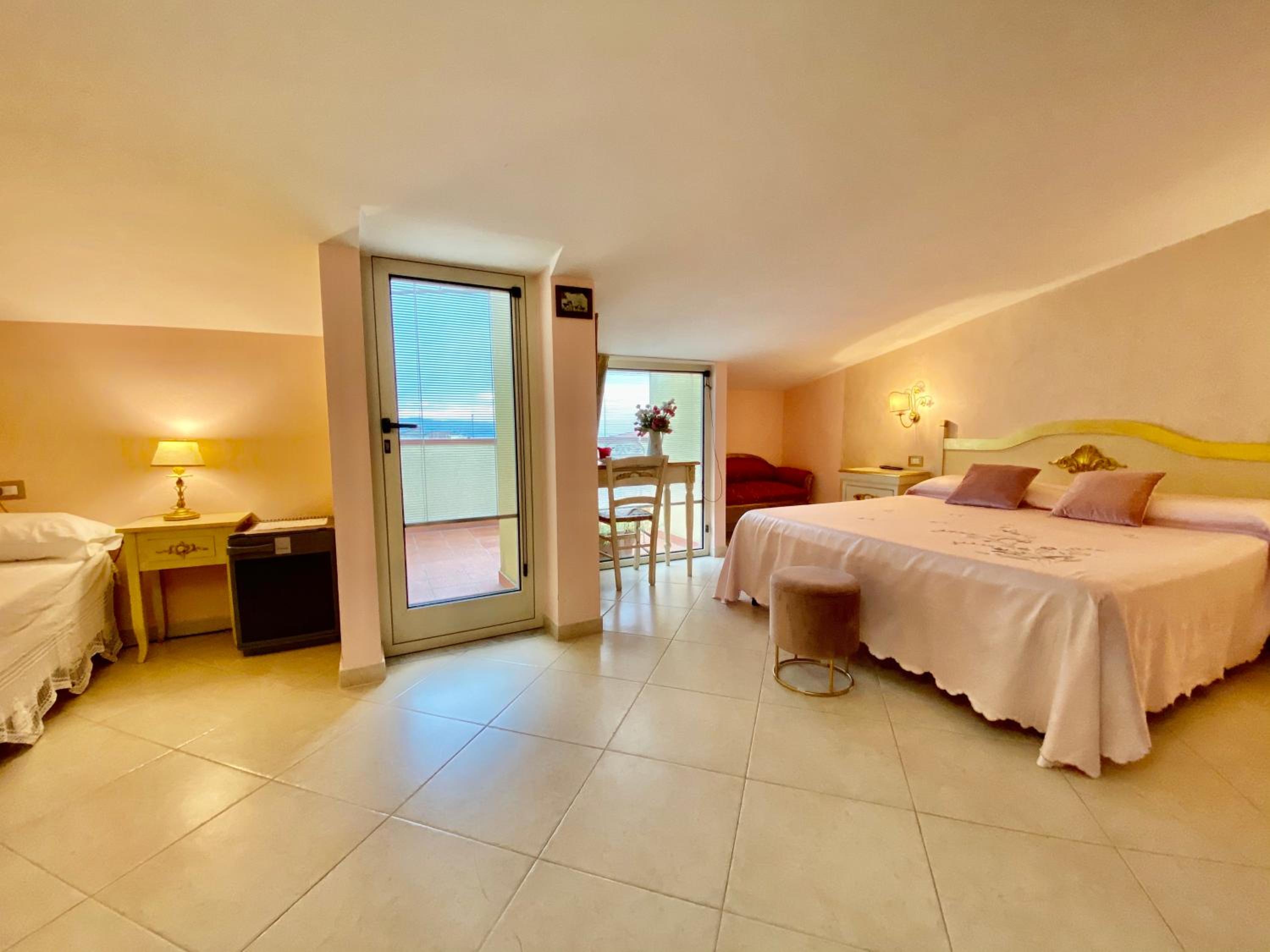 Deluxe Double Room with Side Sea View photo 3