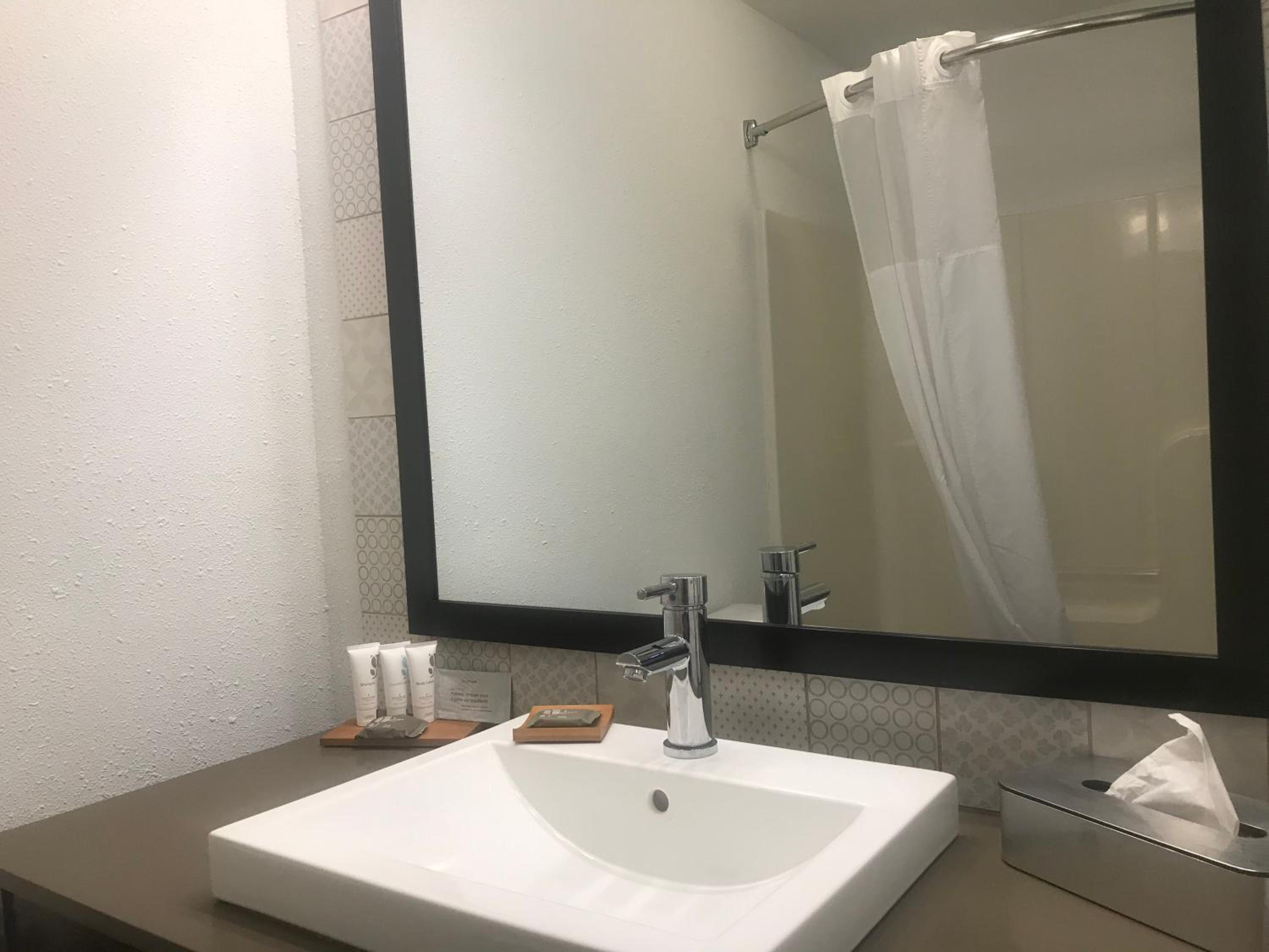 One-Bedroom King Suite - Disability Access/Non-Smoking photo 3