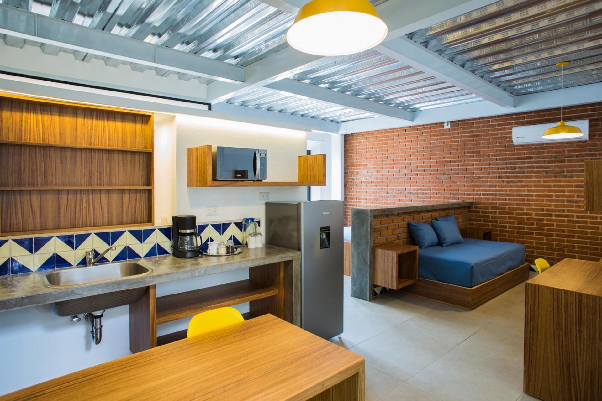 Suite with Balcony - Photo 13