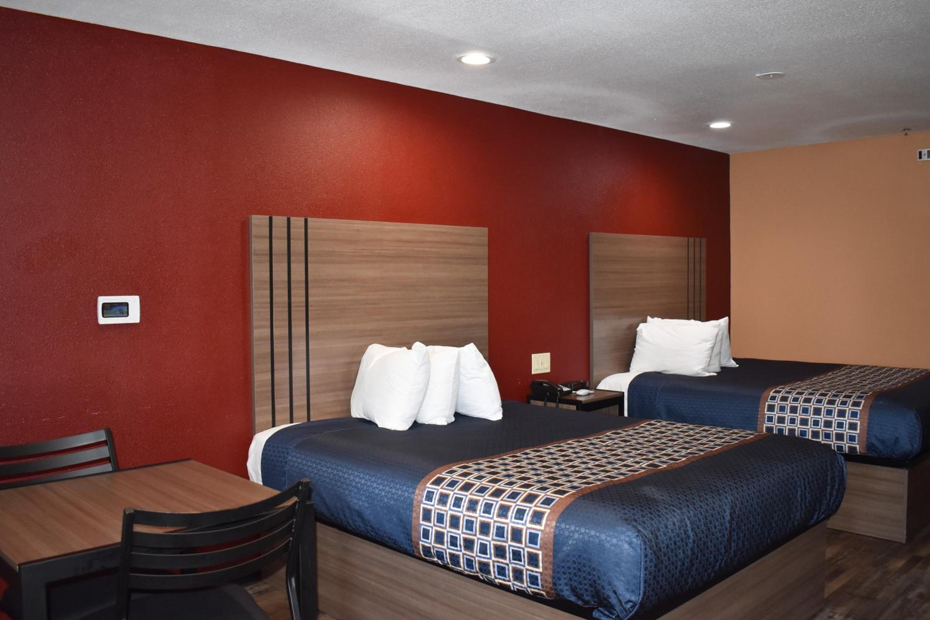 Queen Room photo 2
