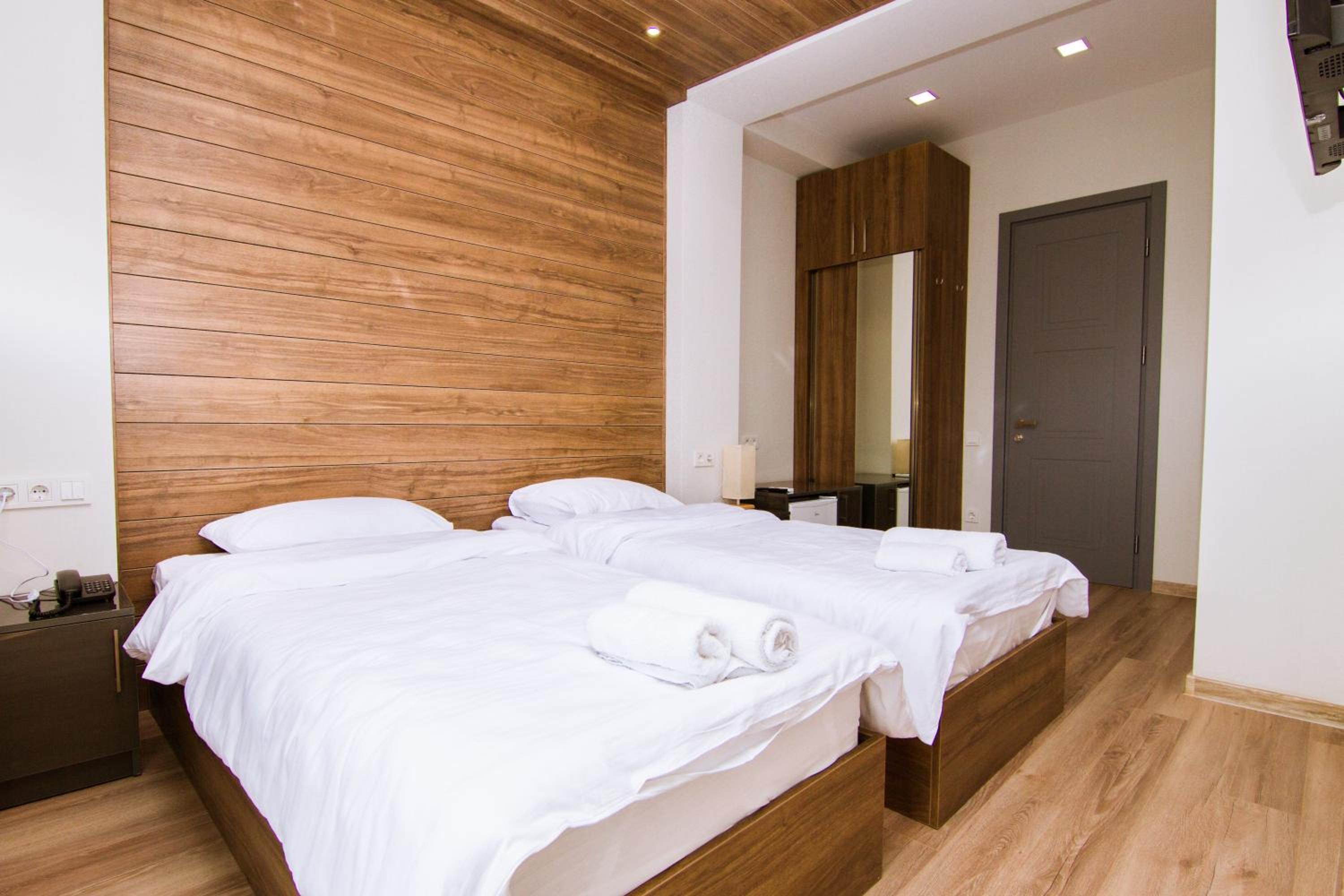 Double Room with Balcony - Photo 2