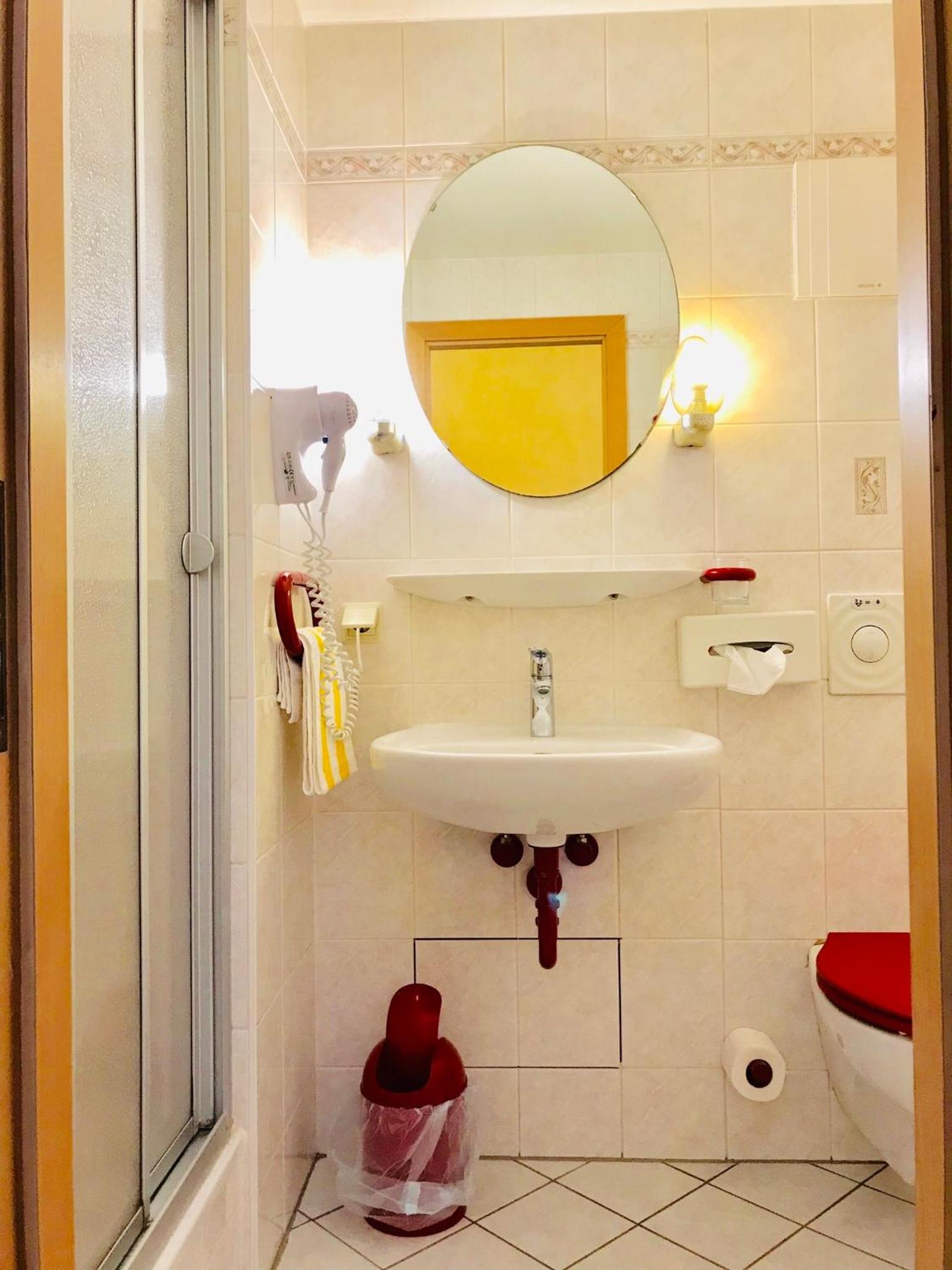 Single Room photo 3