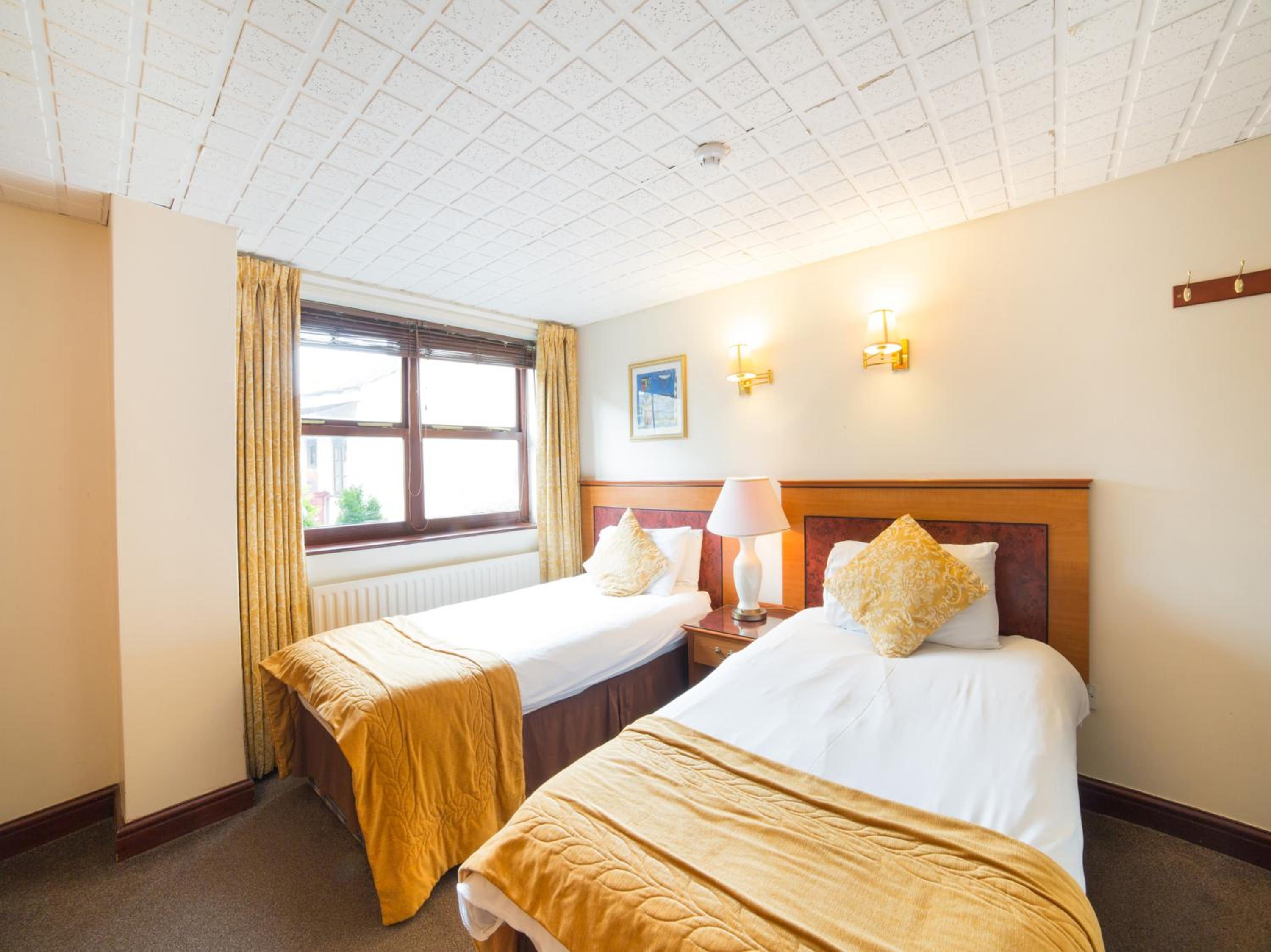 Standard Twin Room - Photo 3