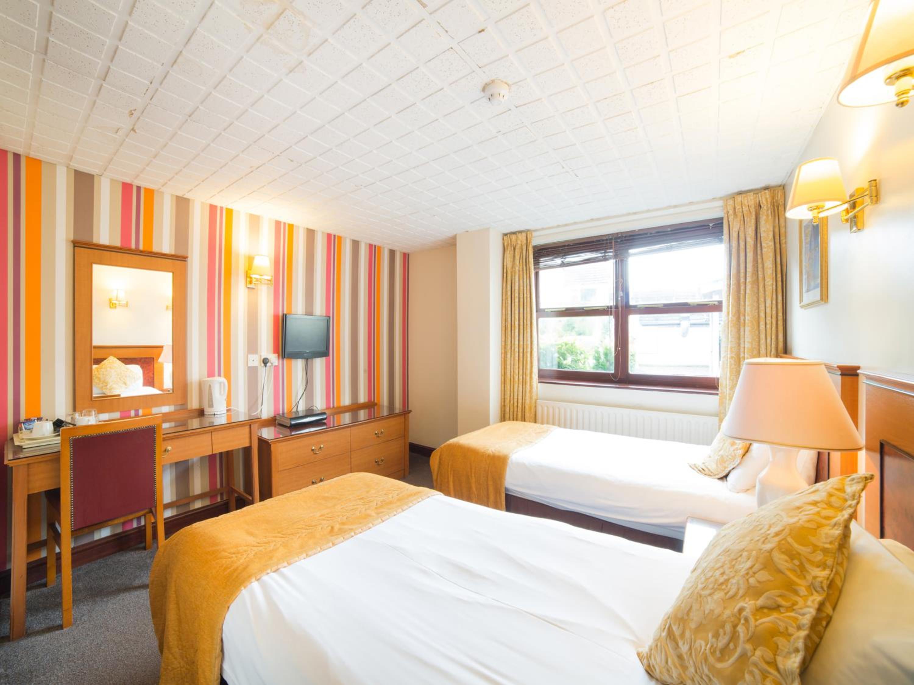Standard Twin Room - Photo 4