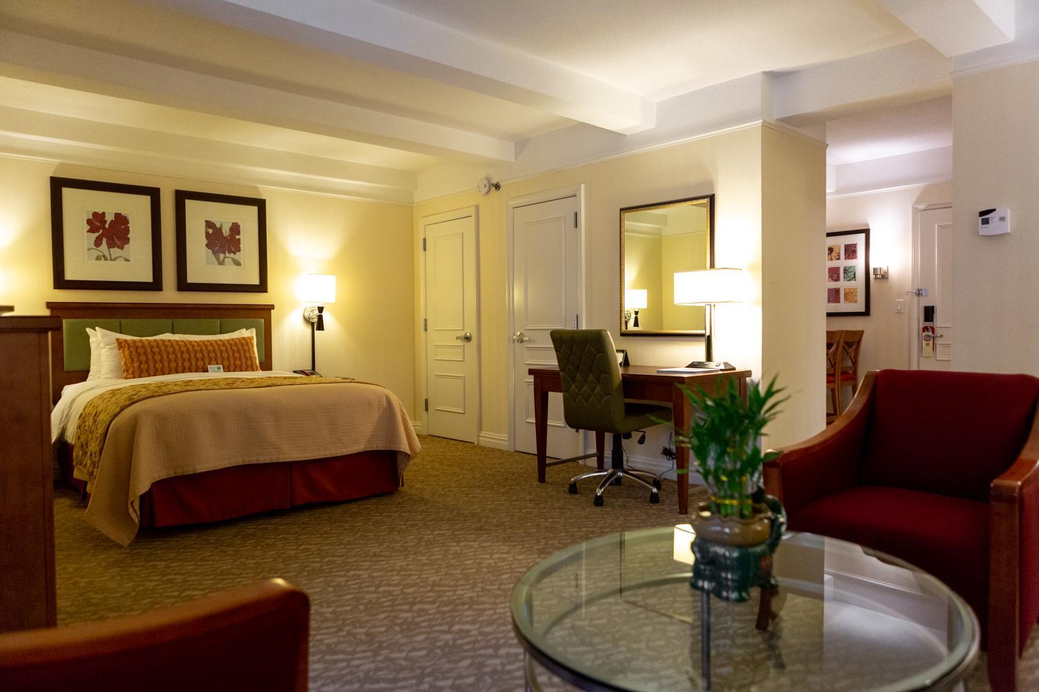 Executive Junior Queen Suite