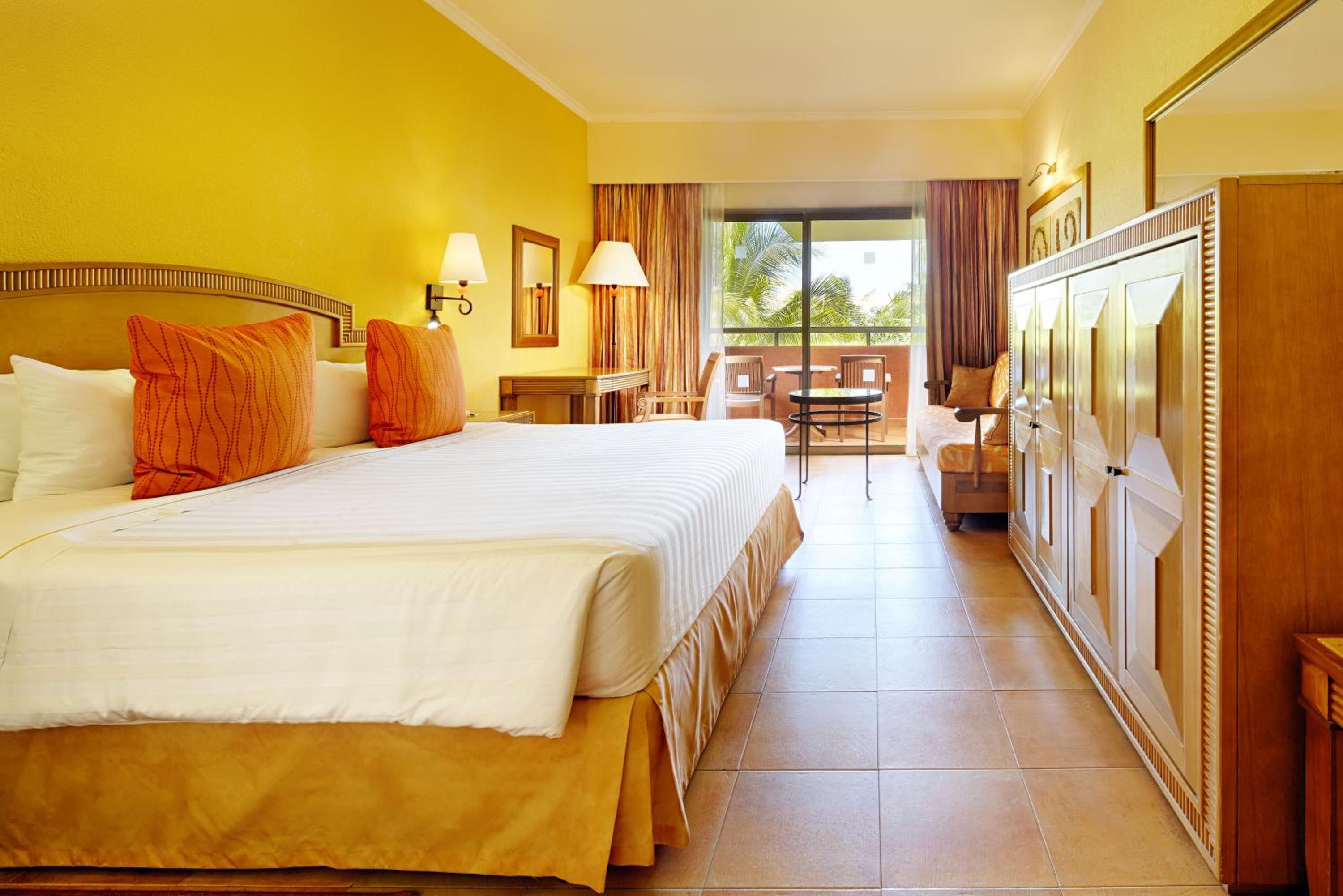 Junior Suite Ocean Front Premium Level (2 Adults + 1 Child)