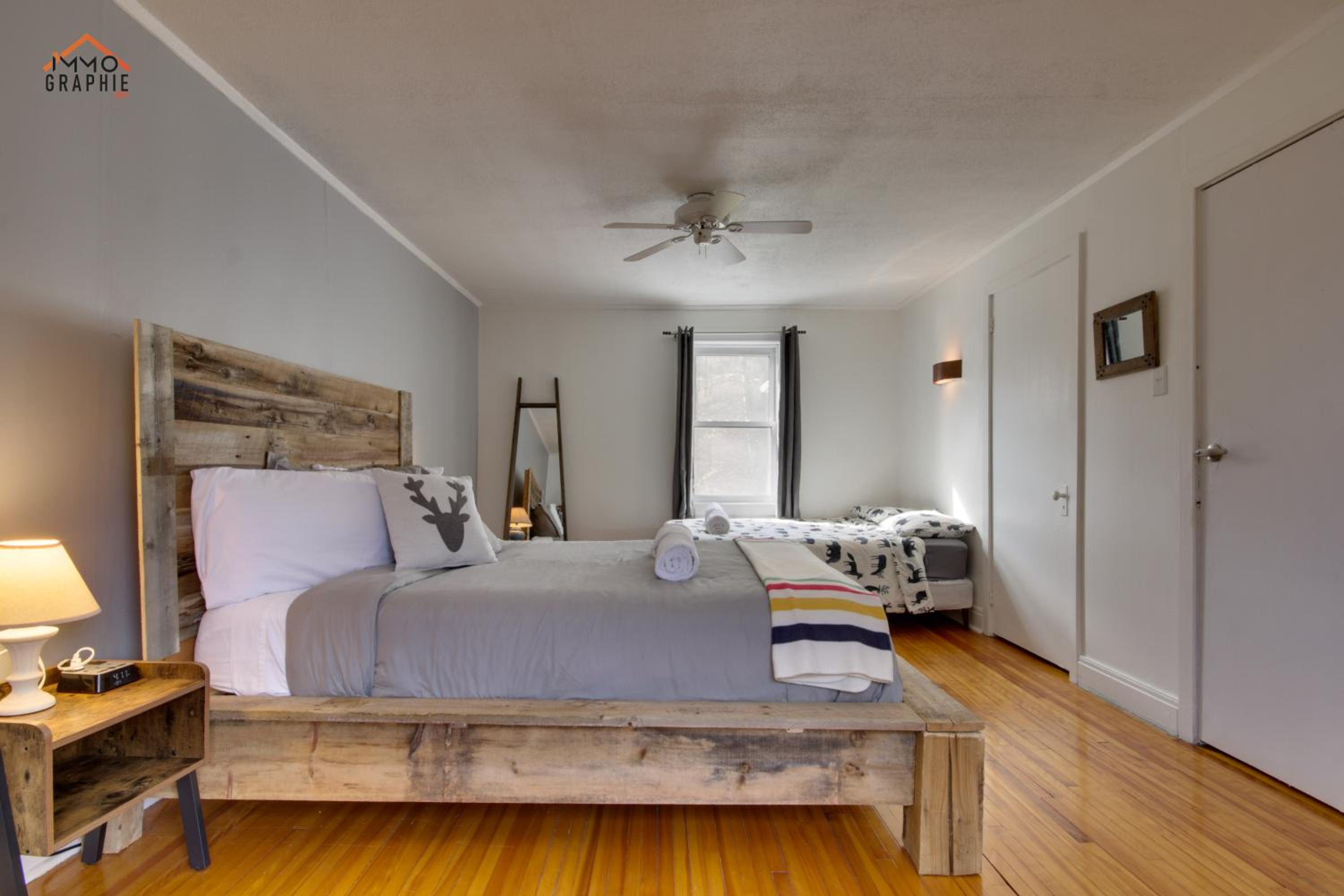 Quadruple Room with Private Bathroom photo 3