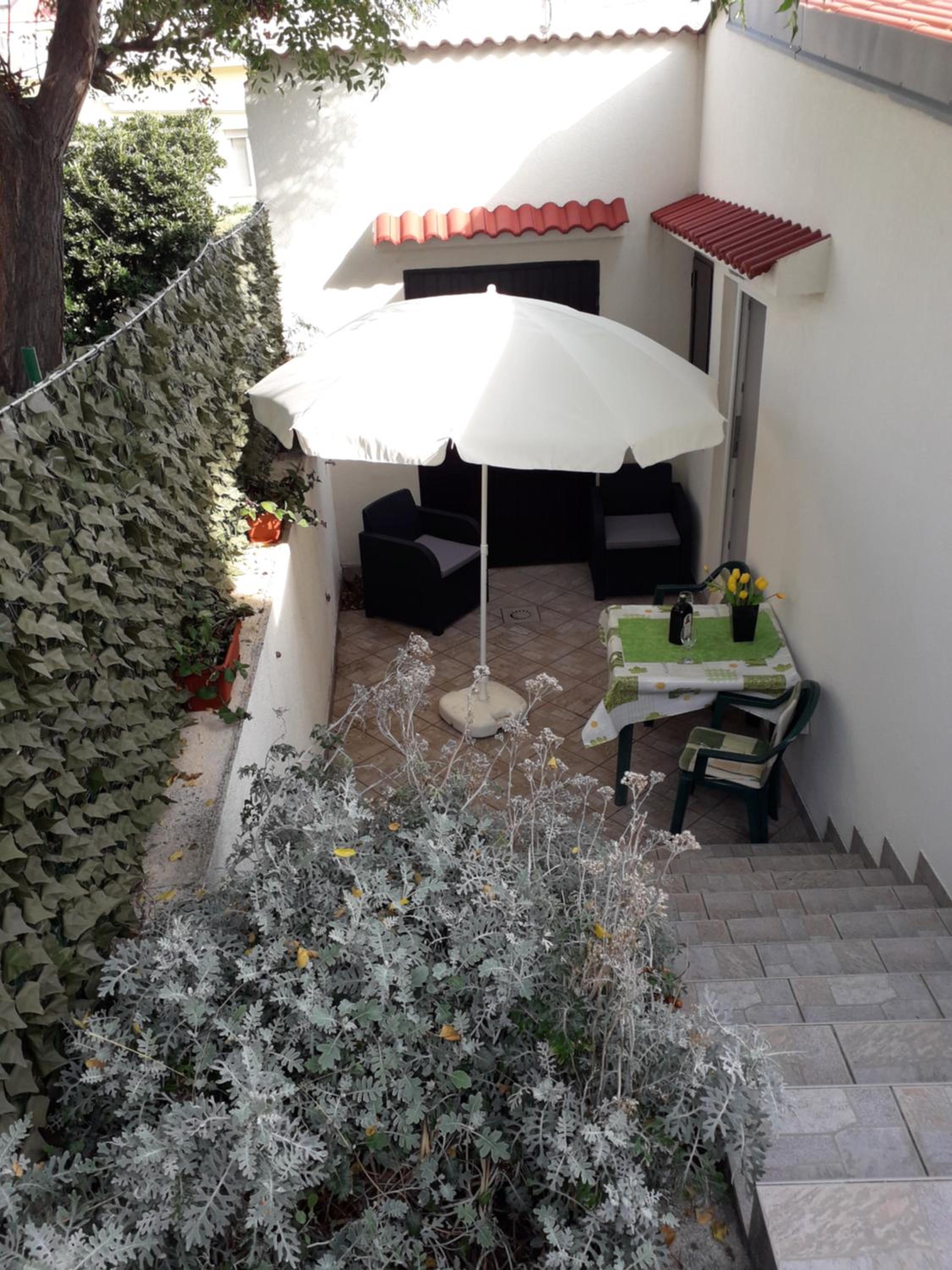 Studio Apartment - Photo 36