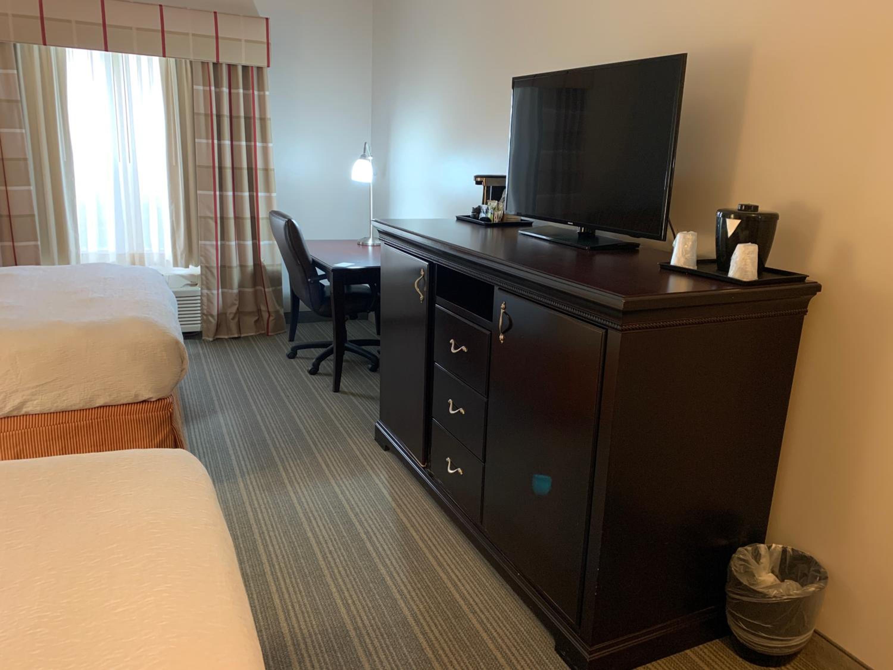 Queen Room with Two Queen Beds - Photo 3