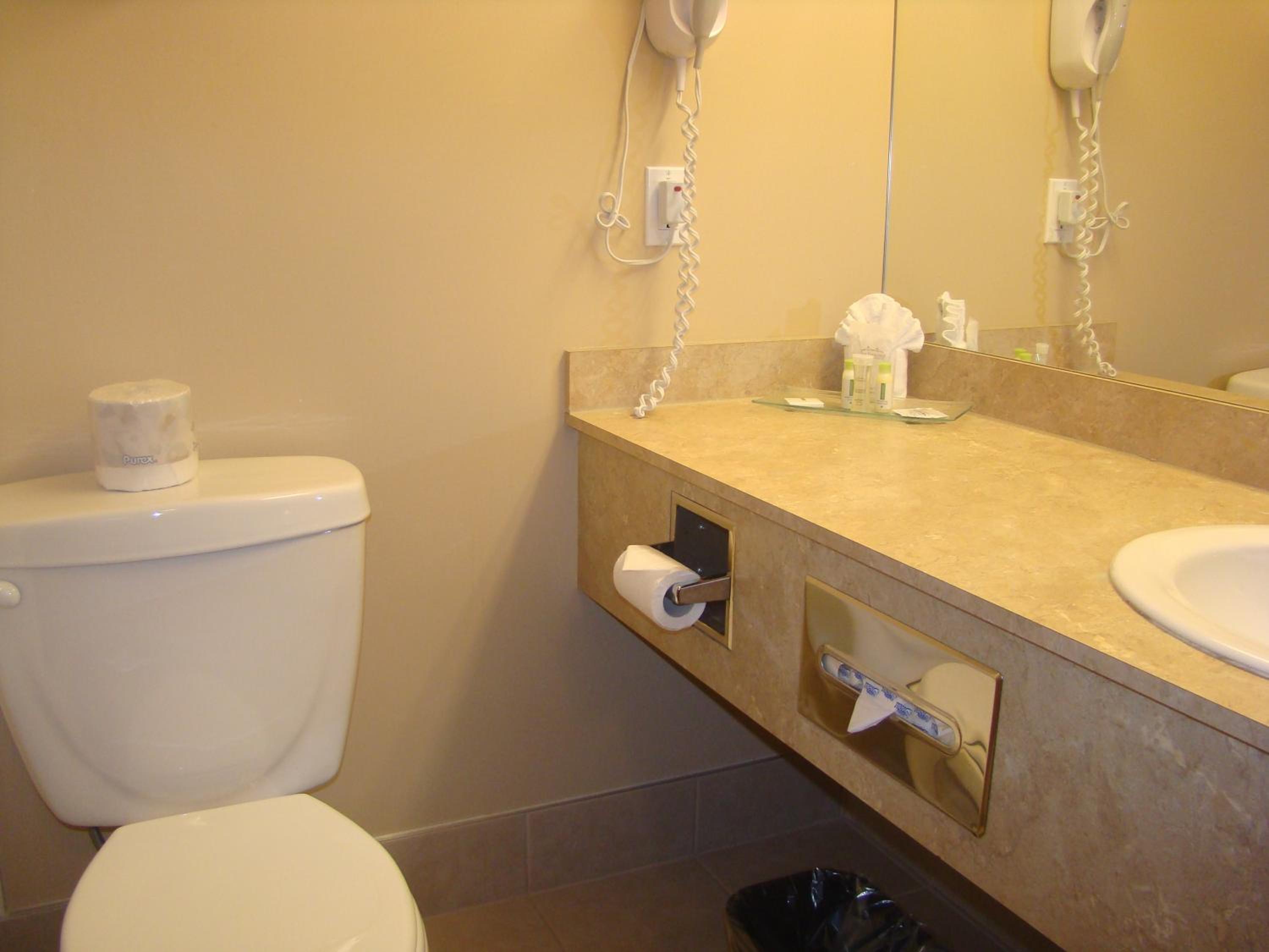 Queen Room with Two Queen Beds - Non-Smoking - Photo 6