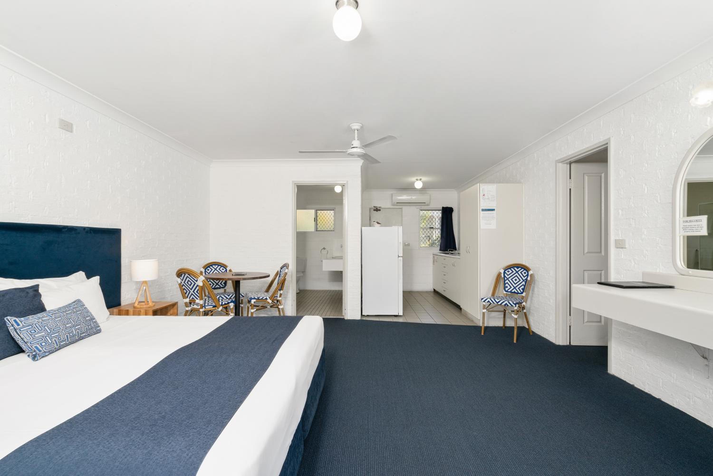 Deluxe Family Suite - Photo 11