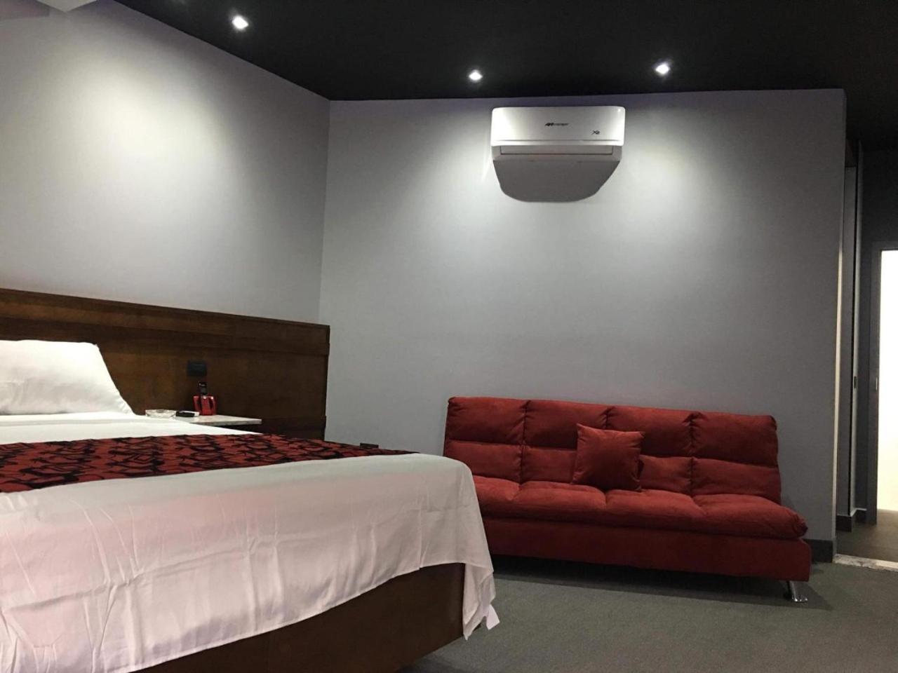 Deluxe King Suite photo 1