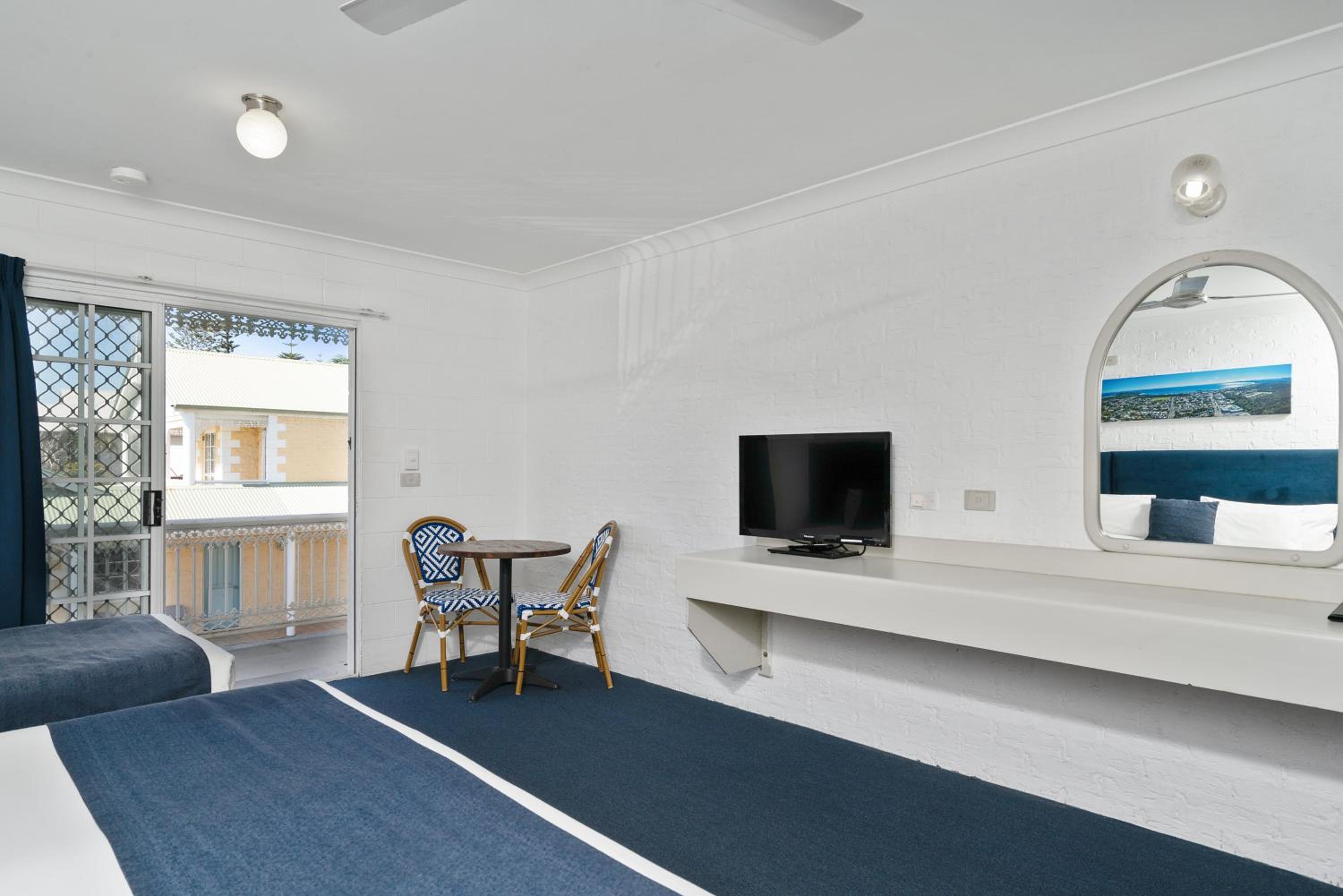 Twin Room thumbnail 6
