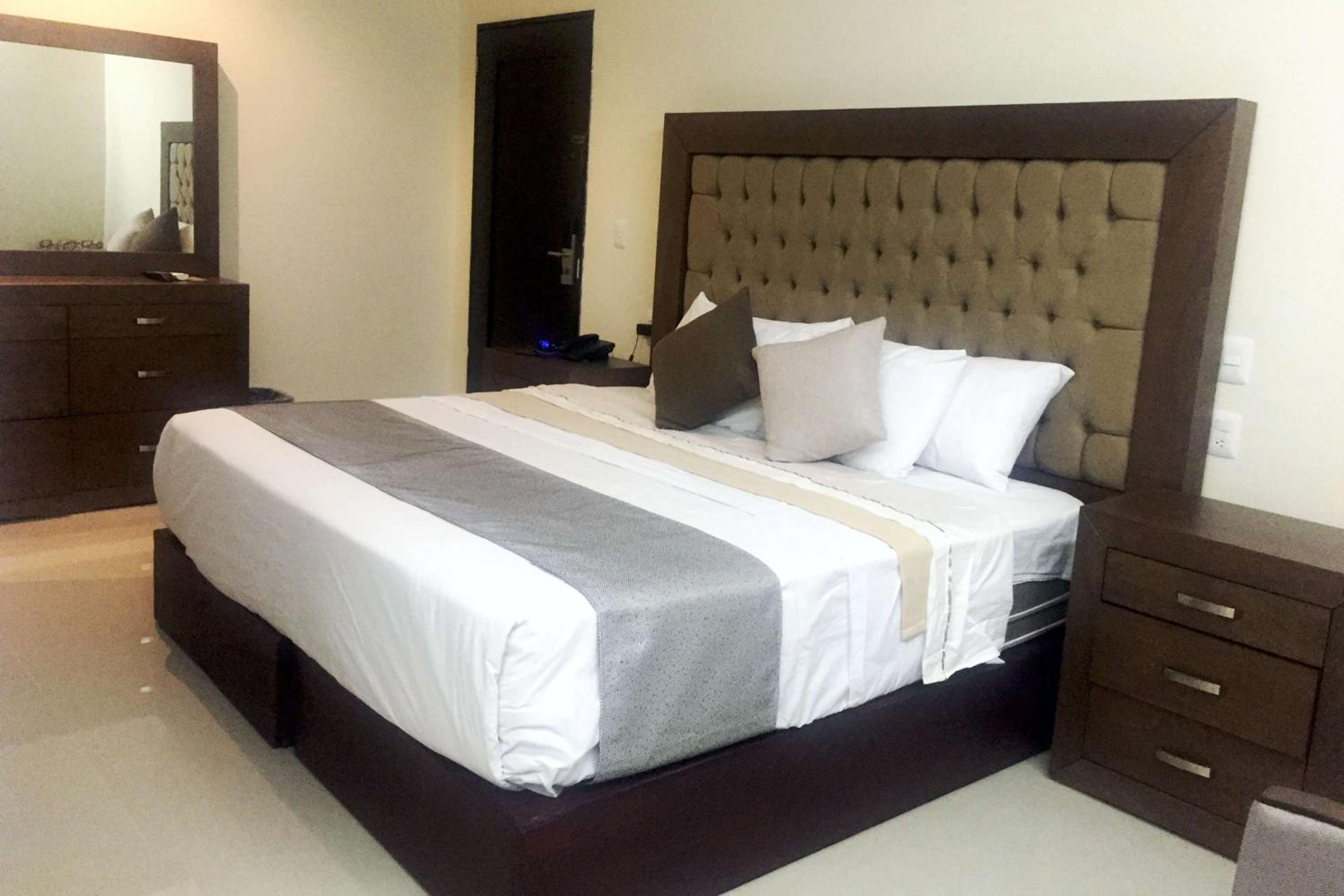 King Room with King Bed - Non-Smoking