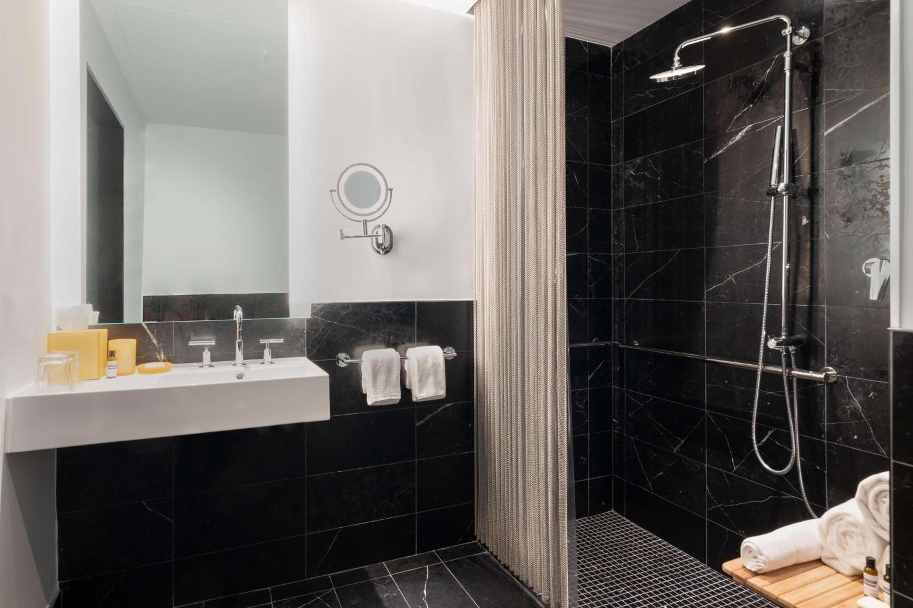 King Room with Accessible Shower - Disability Access thumbnail 5