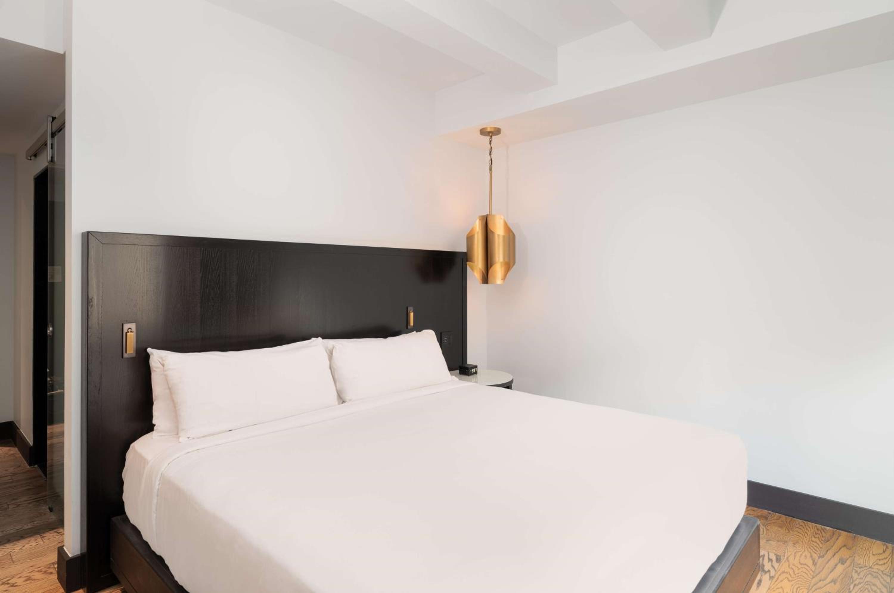 Queen Room with Accessible Shower - Disability Access
