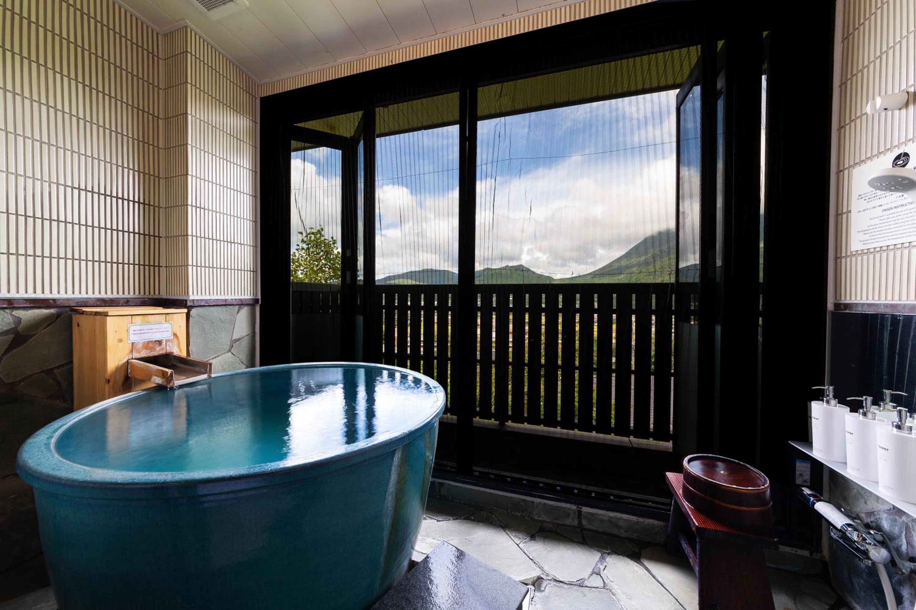 Superior Twin Room with Tatami Area with Semi Open-Air Bath (34-35㎡) - Photo 6