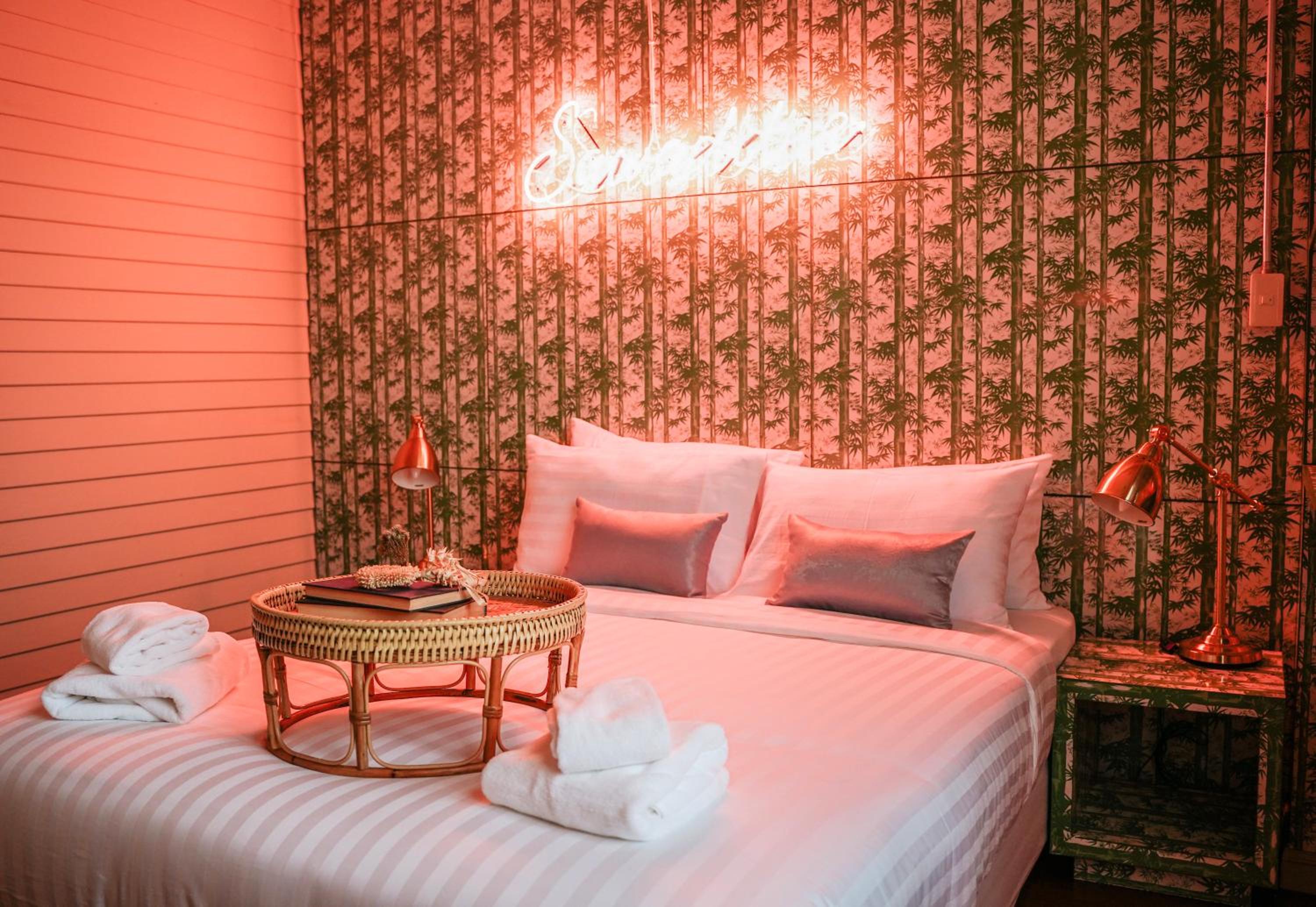 Queen Room with Shared Bathroom photo 2