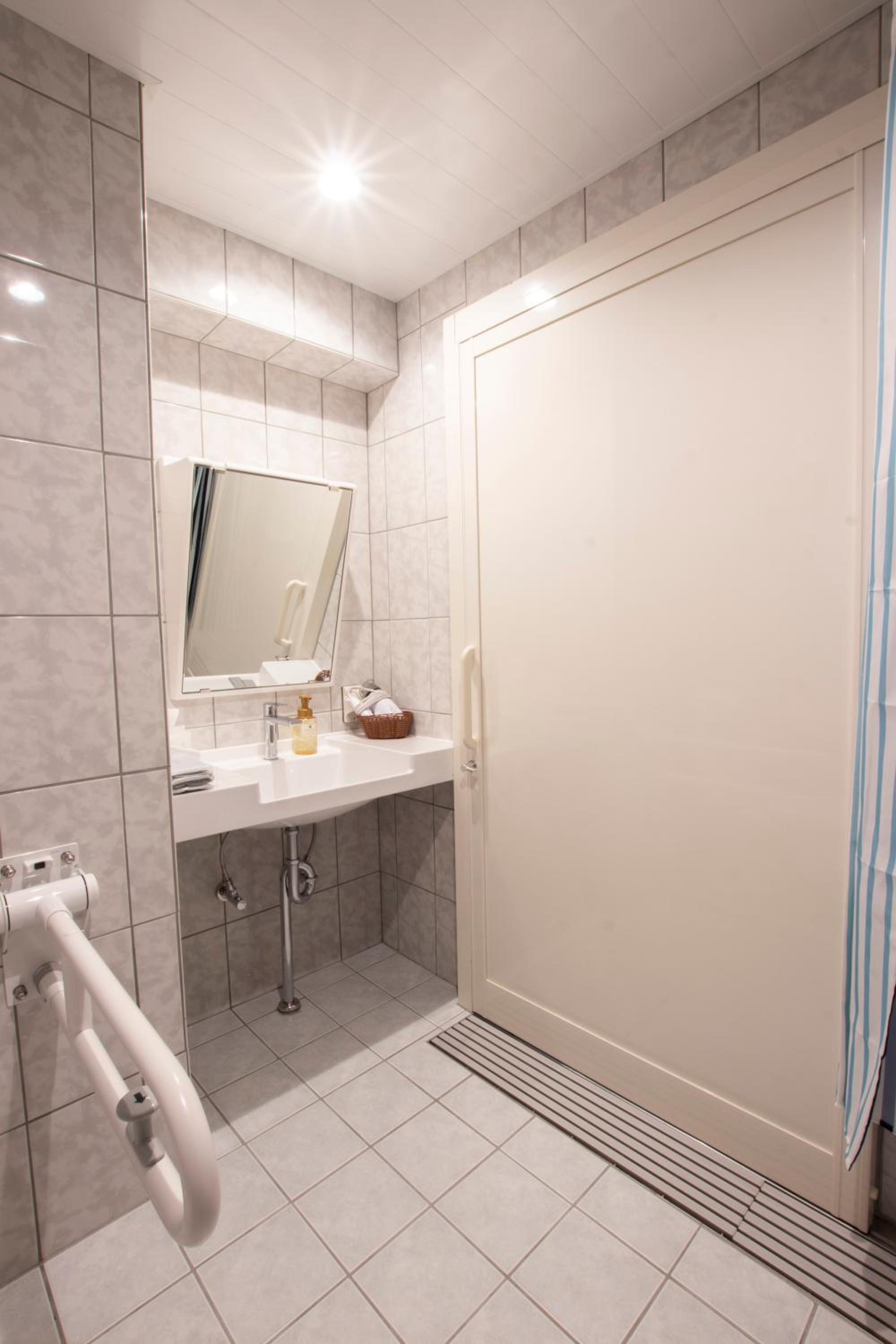 Twin Room - Disability Access - Photo 3