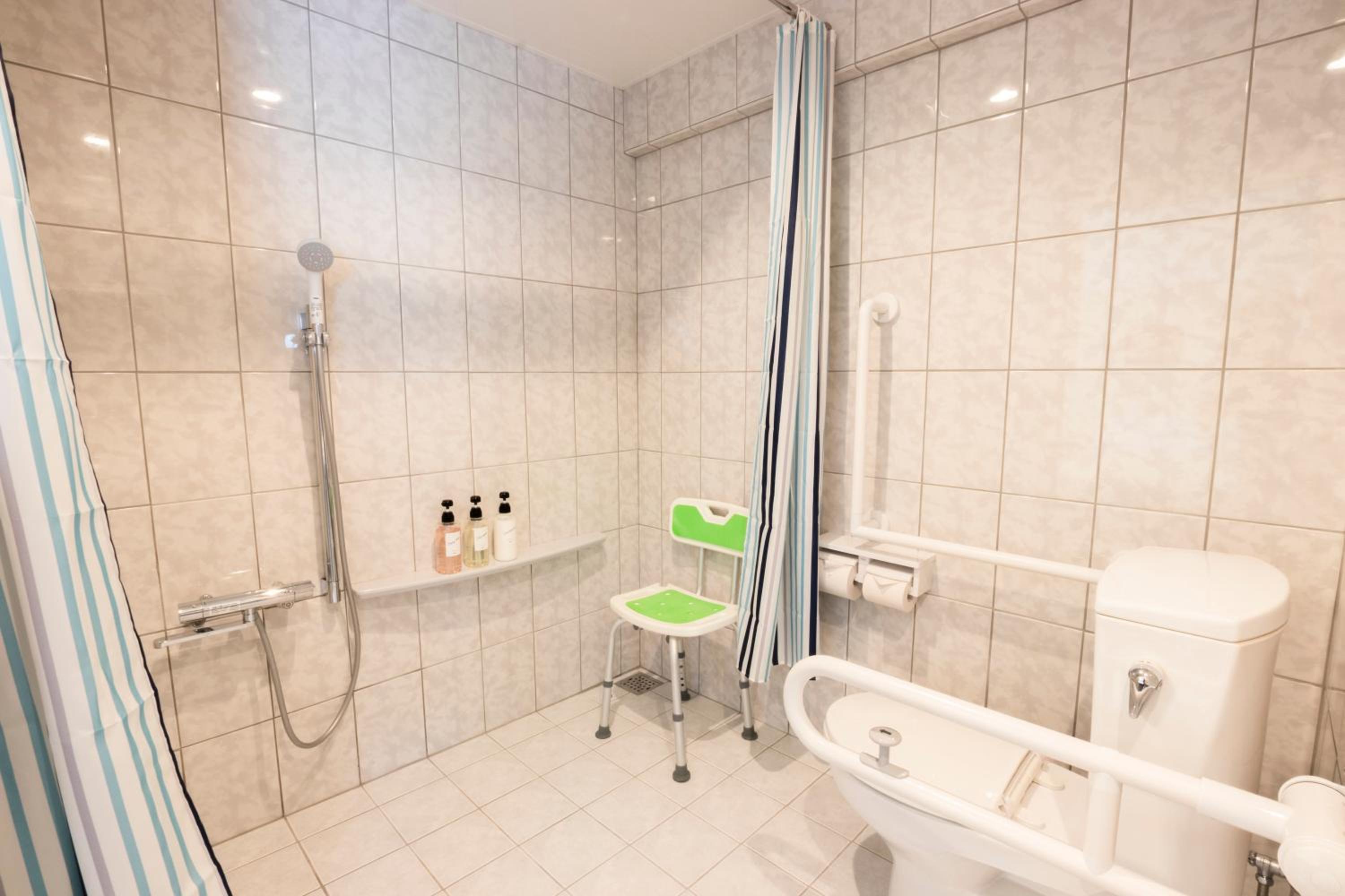Twin Room - Disability Access - Photo 2