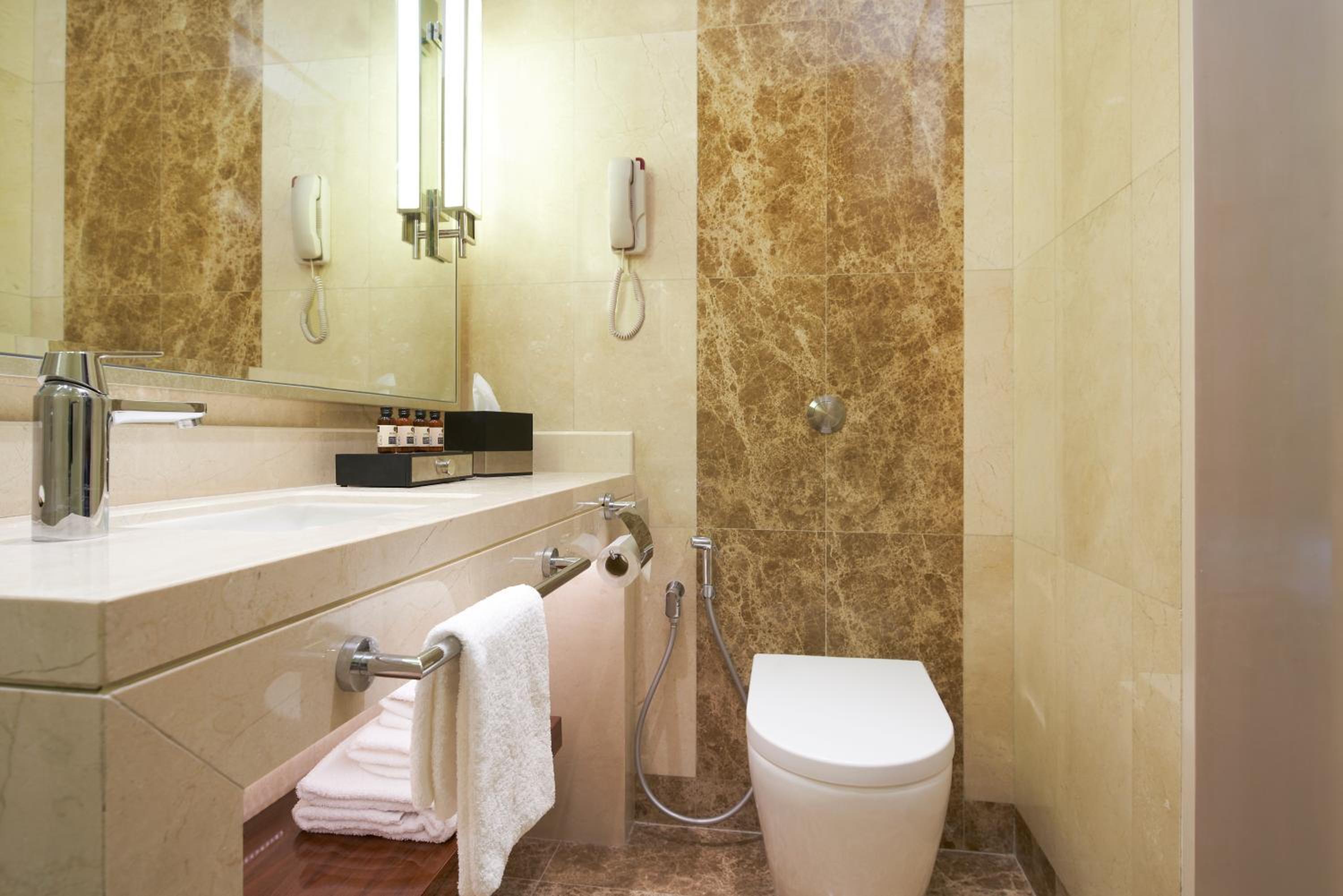 Standard Queen Room - High Floor photo 3