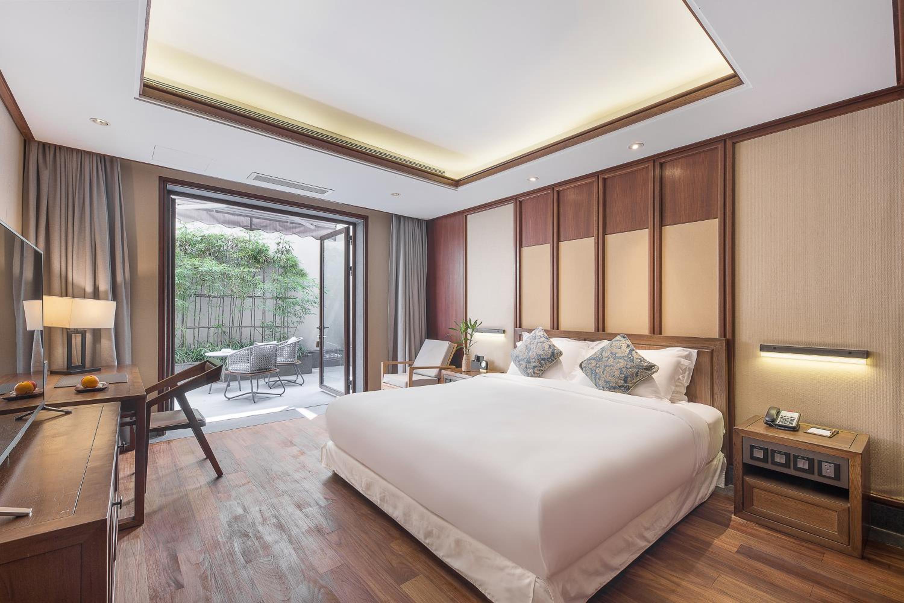 Queen Room with Garden View