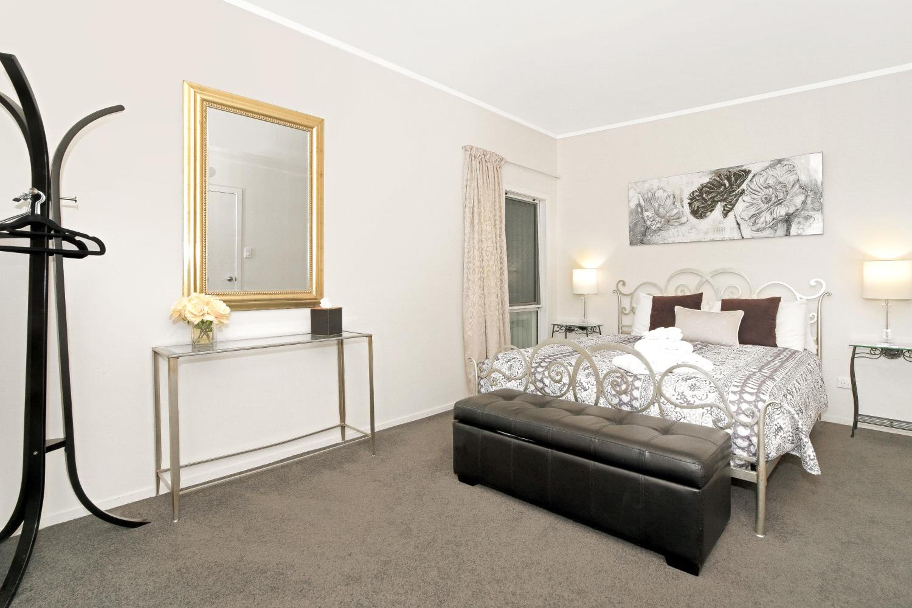 One-Bedroom Apartment - Photo 3