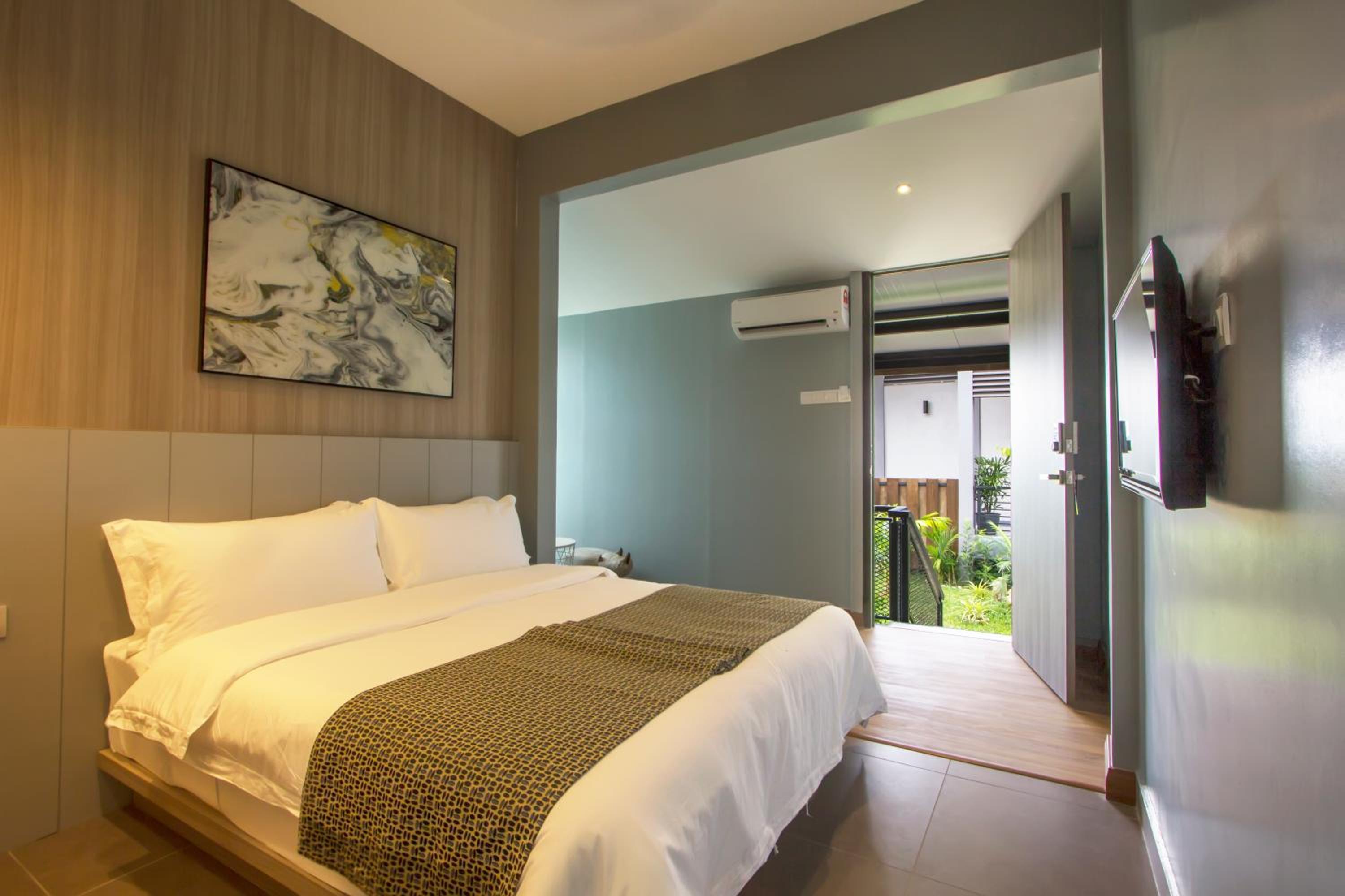 Queen Room with Balcony photo 3