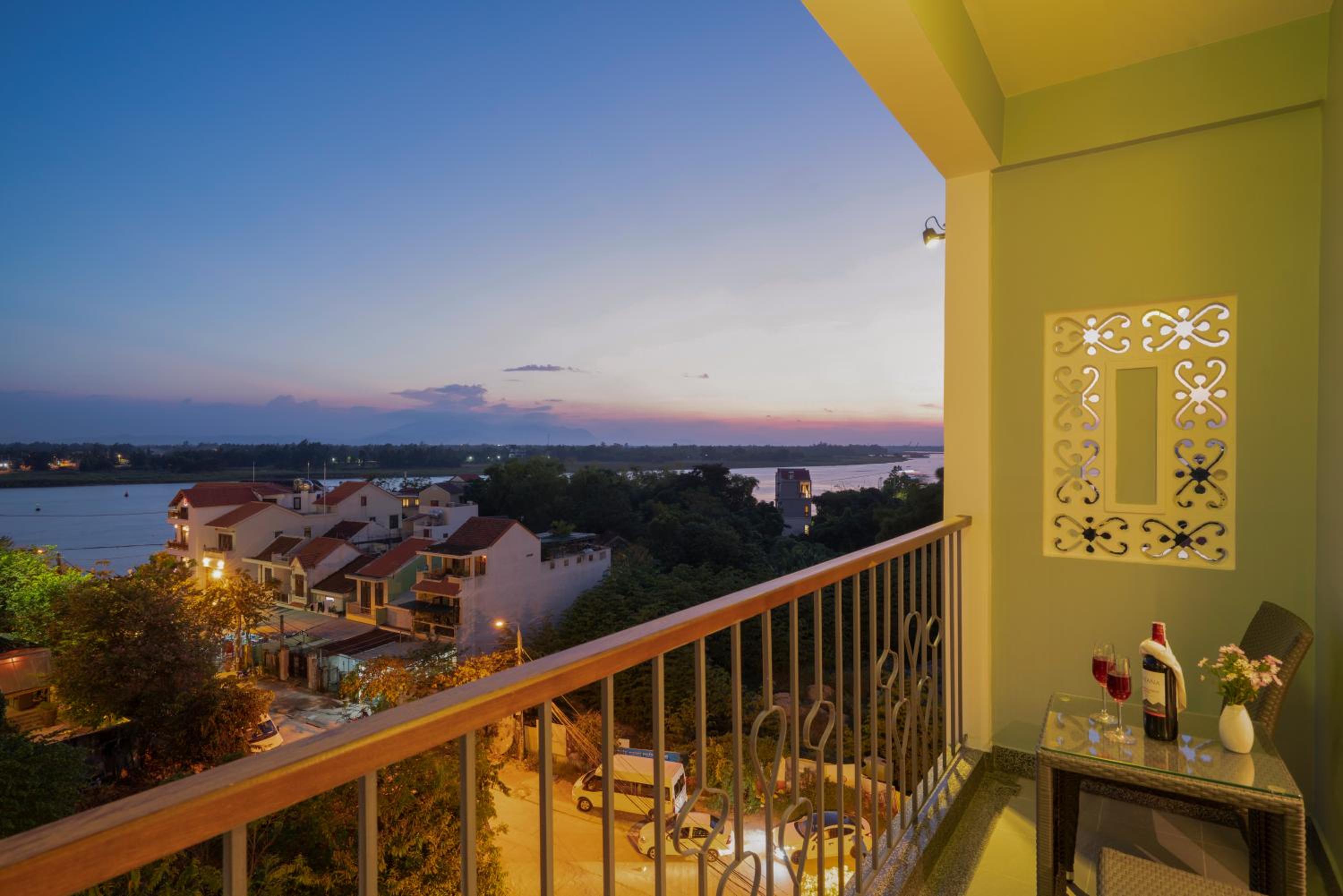 Savvy King/Twin Suite, Bathtub, Balcony with Riverside View - Photo 28