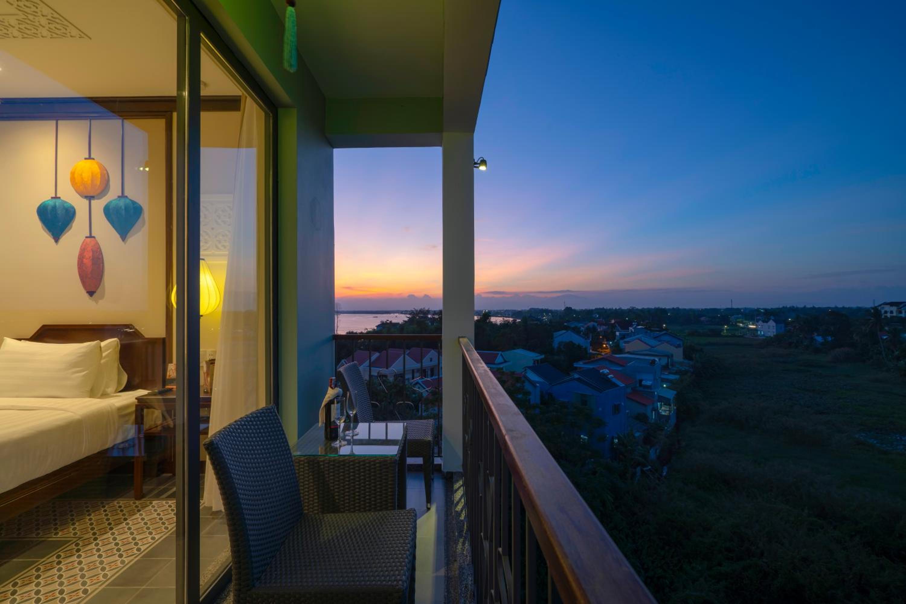Savvy Family Connecting Suite, Bathtub, Balcony with Riverside View - Photo 18
